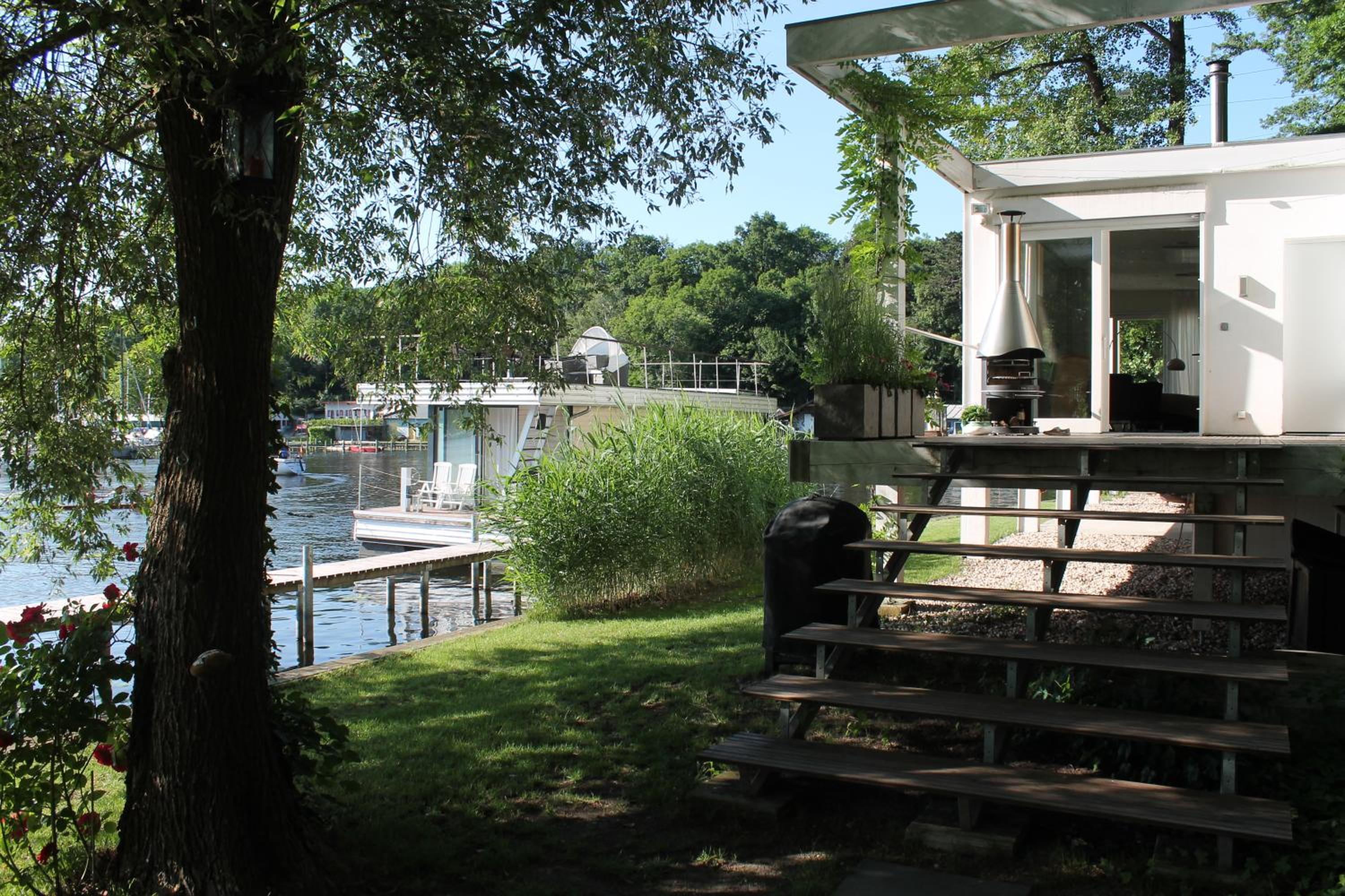 Holiday Home waterside photo 3