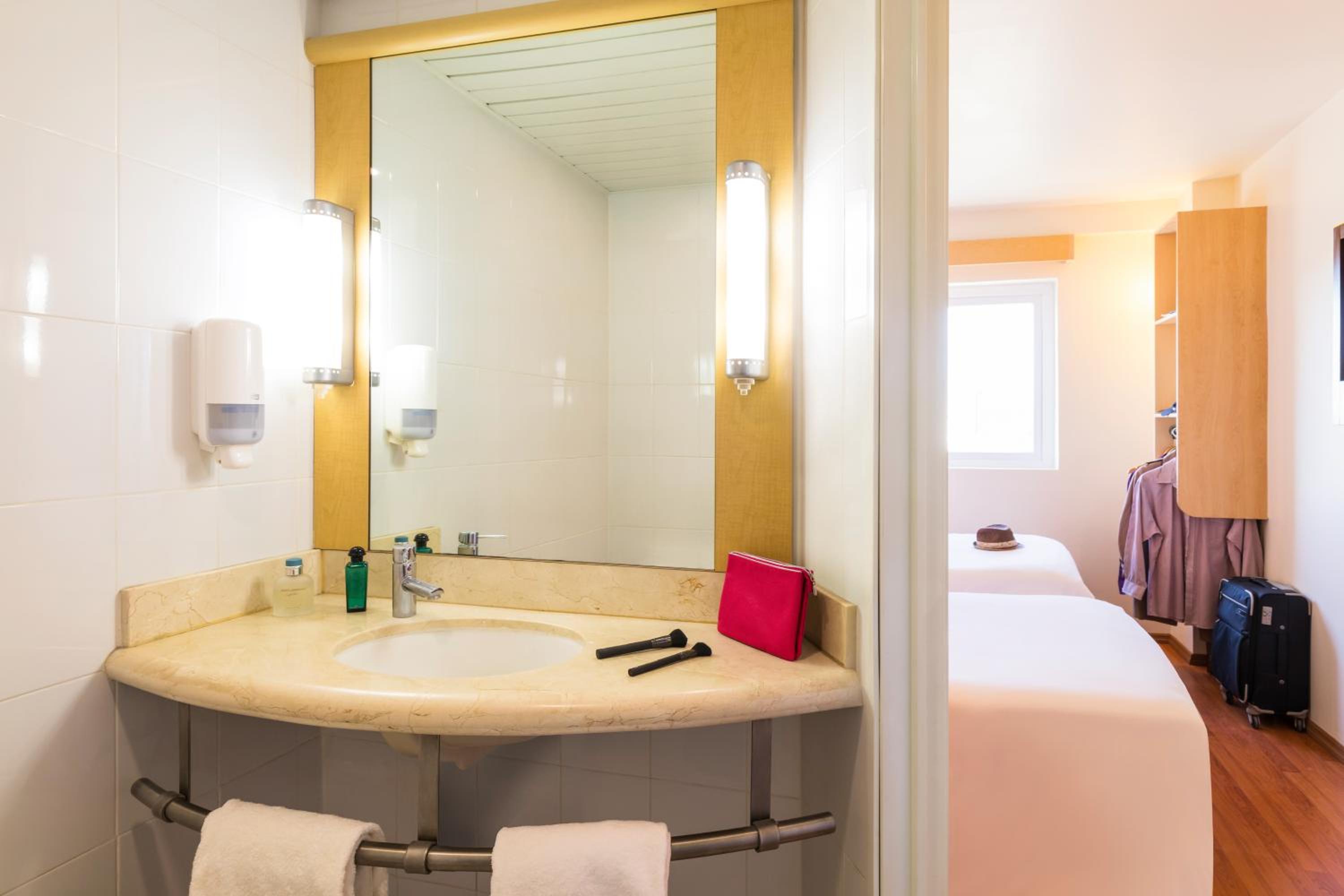 Standard Room with Two Double Beds - Photo 5
