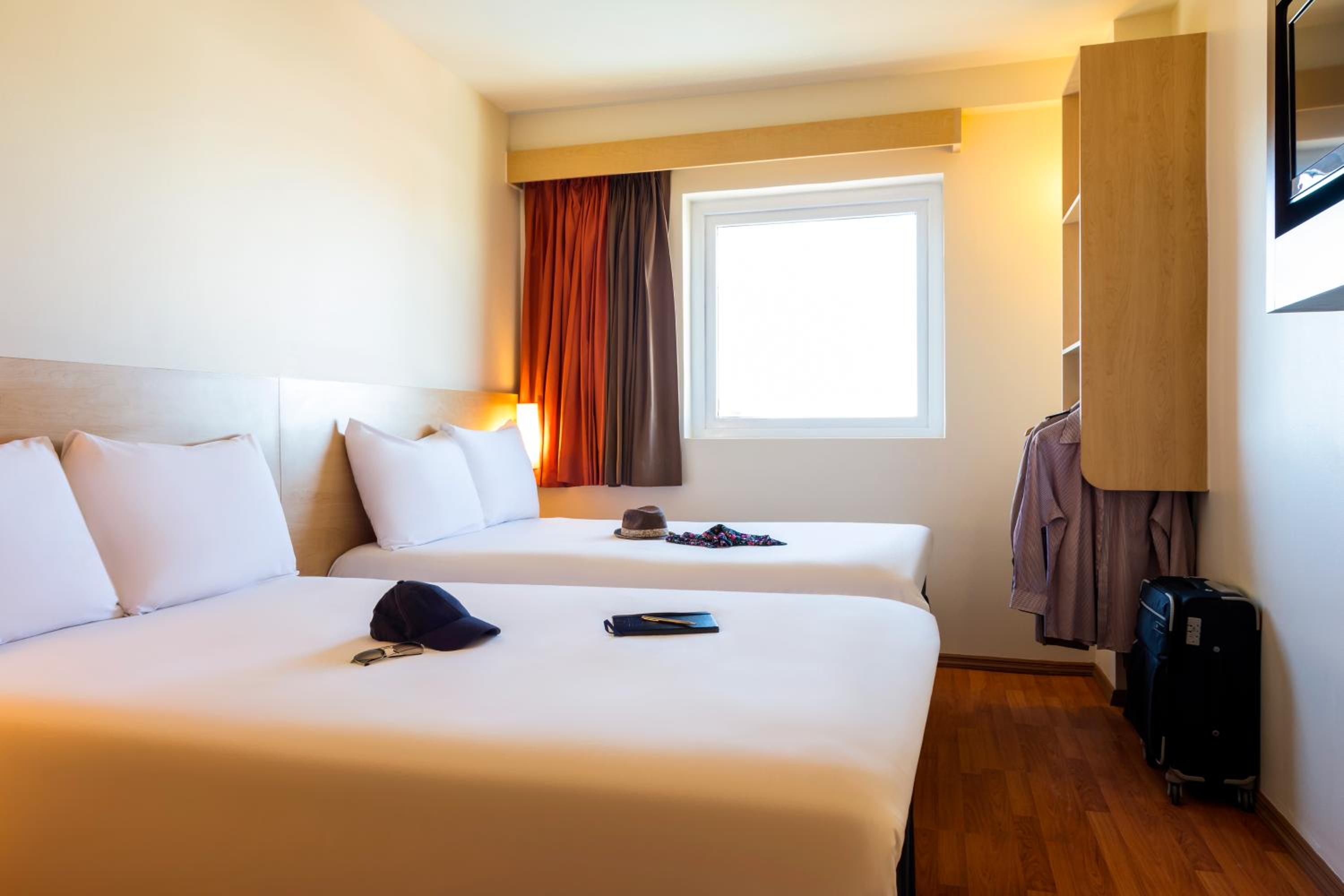 Standard Room with Two Double Beds - Photo 2