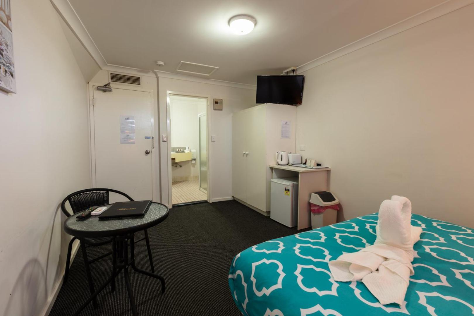Queen Room photo 2