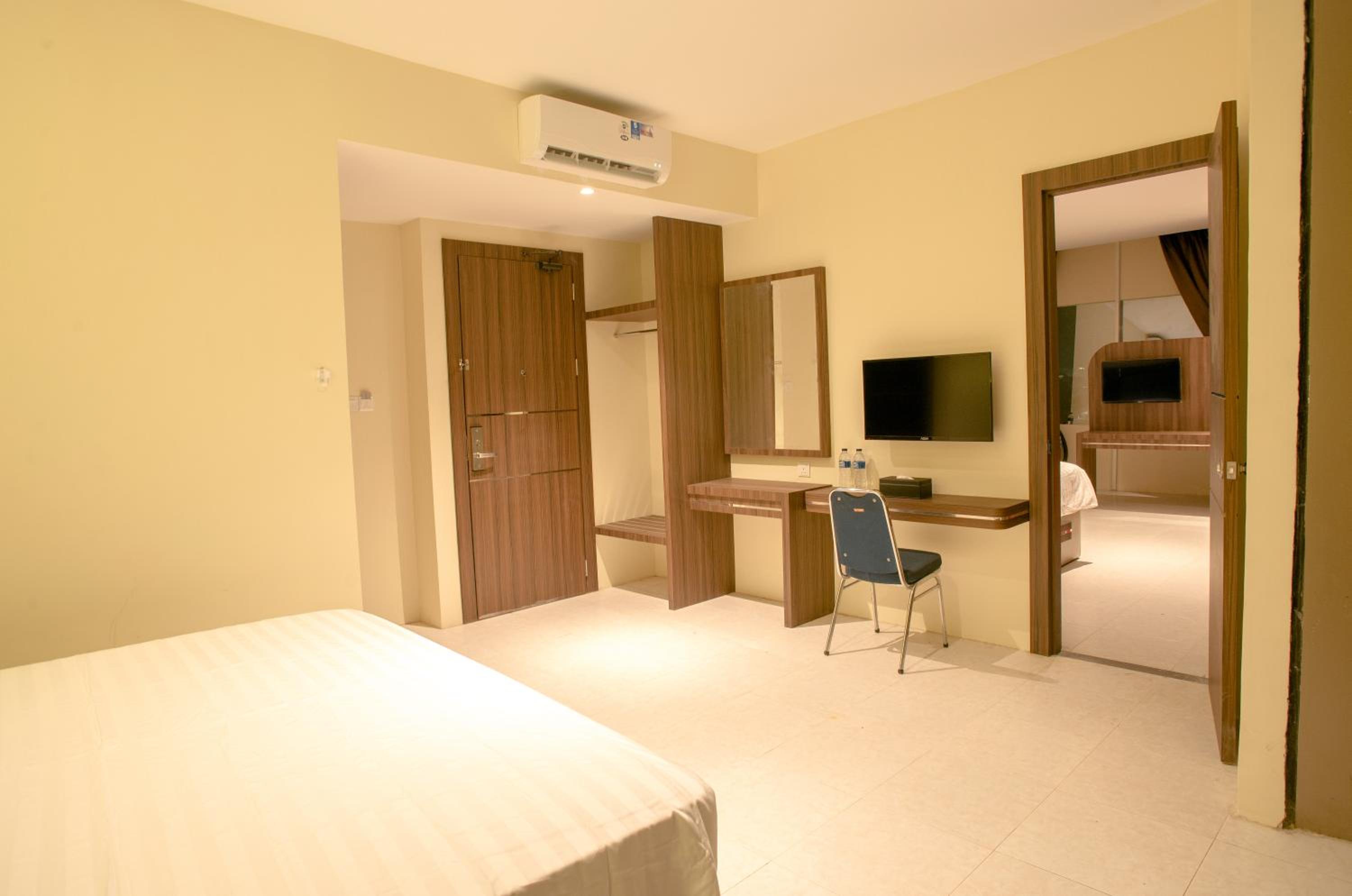 Superior King Suite - Photo 5