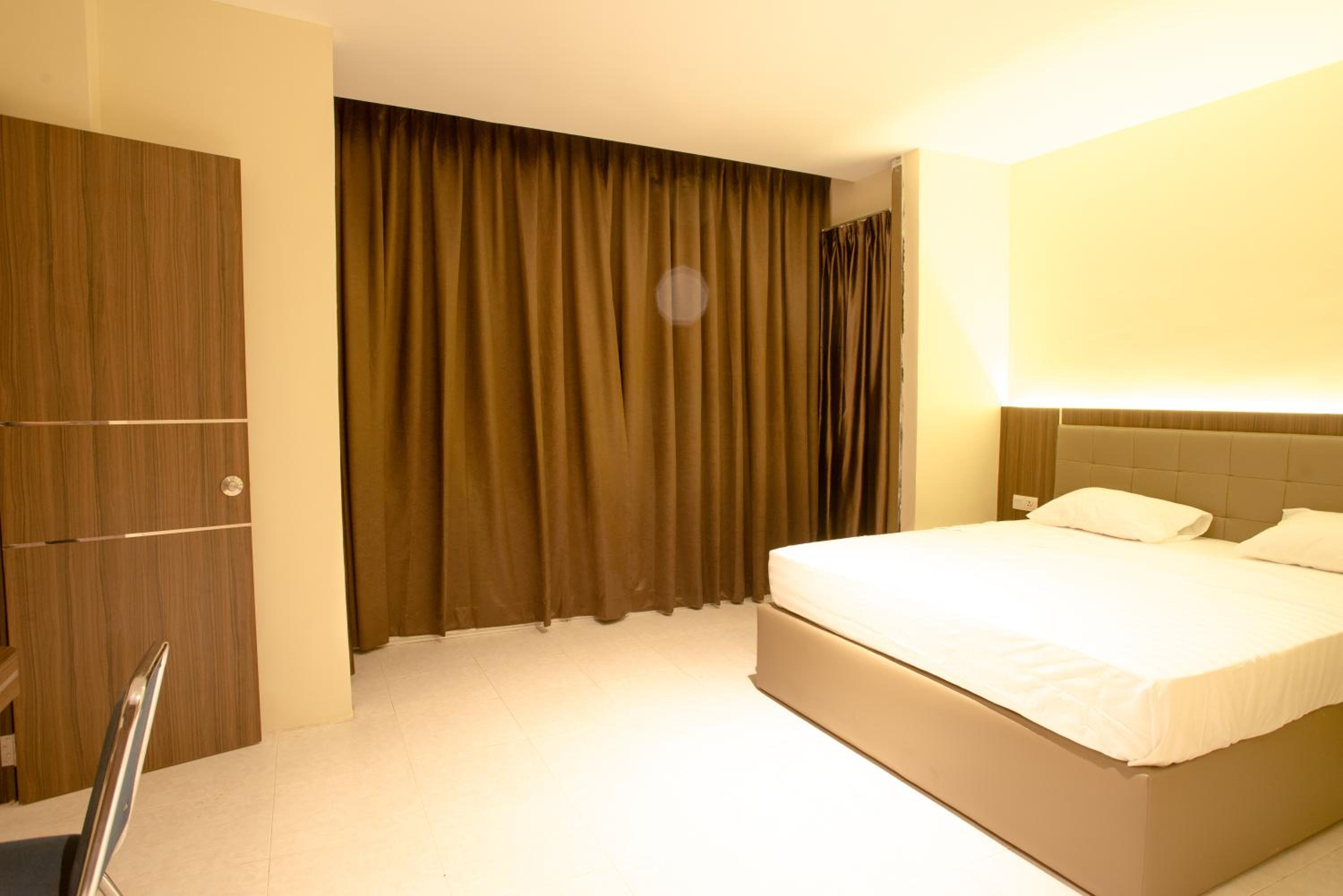 Superior King Suite - Photo 6