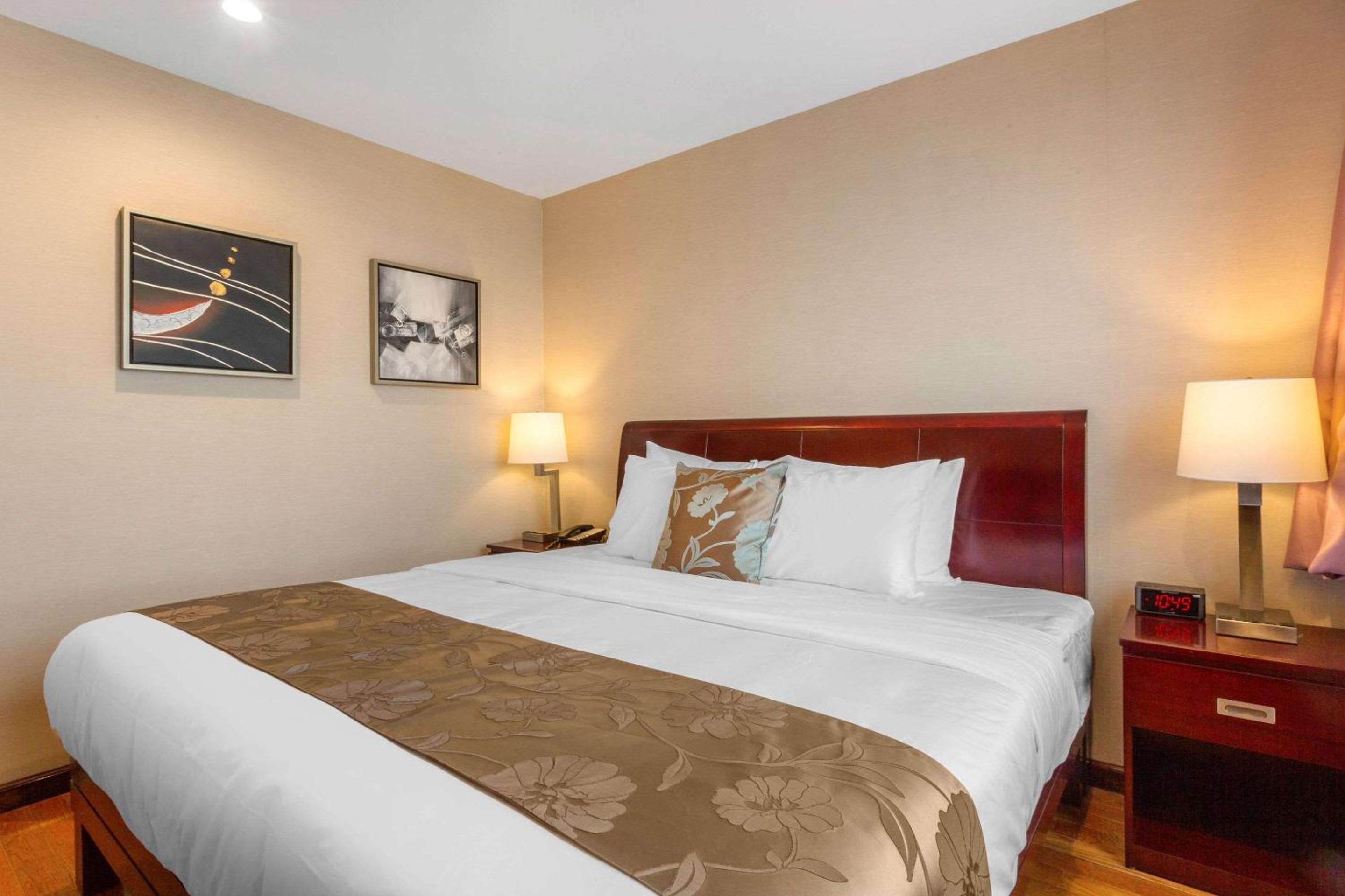 King Room with City View - Non-Smoking - Photo 3