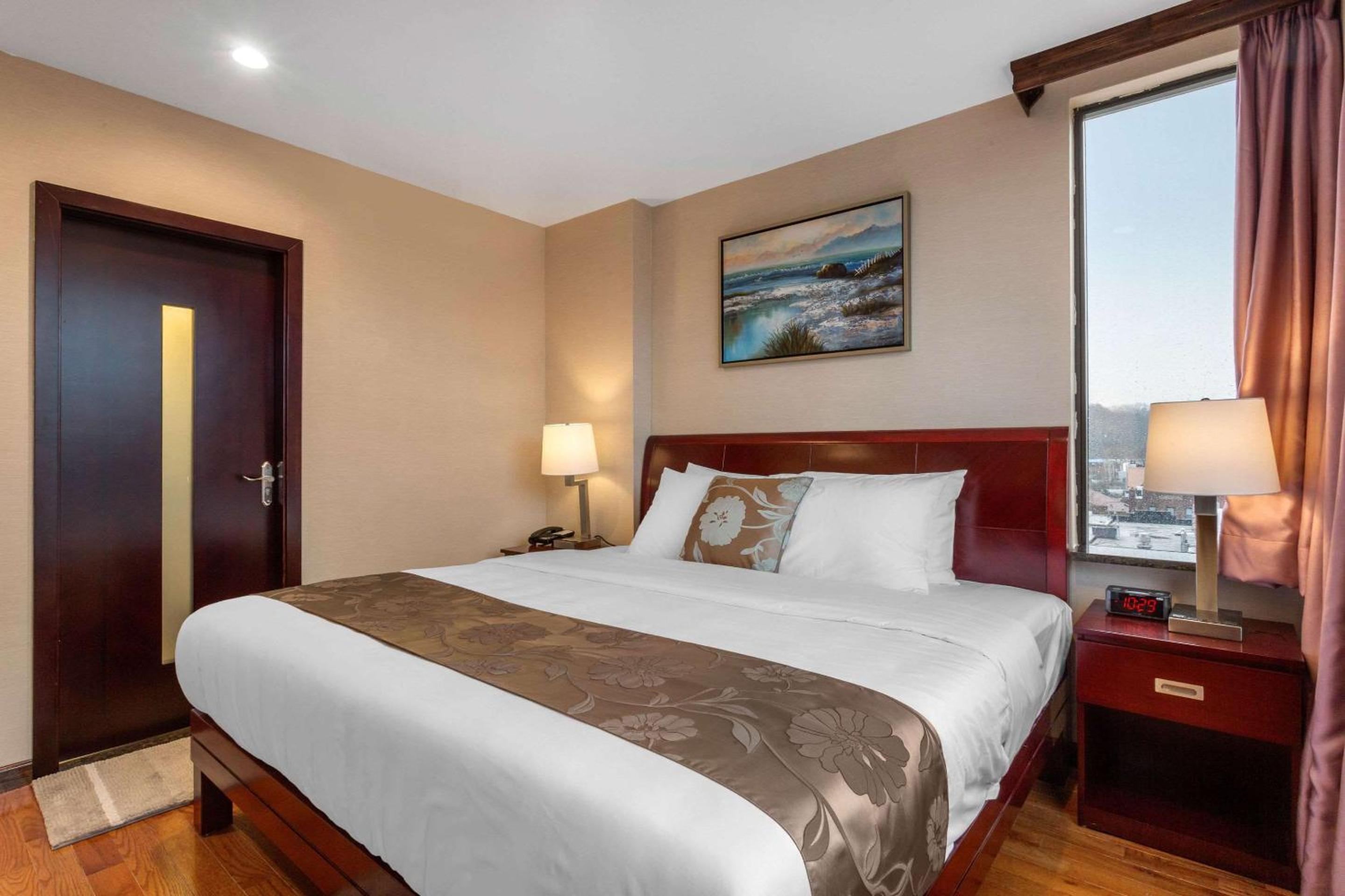 King Room - Non-Smoking - Photo 3