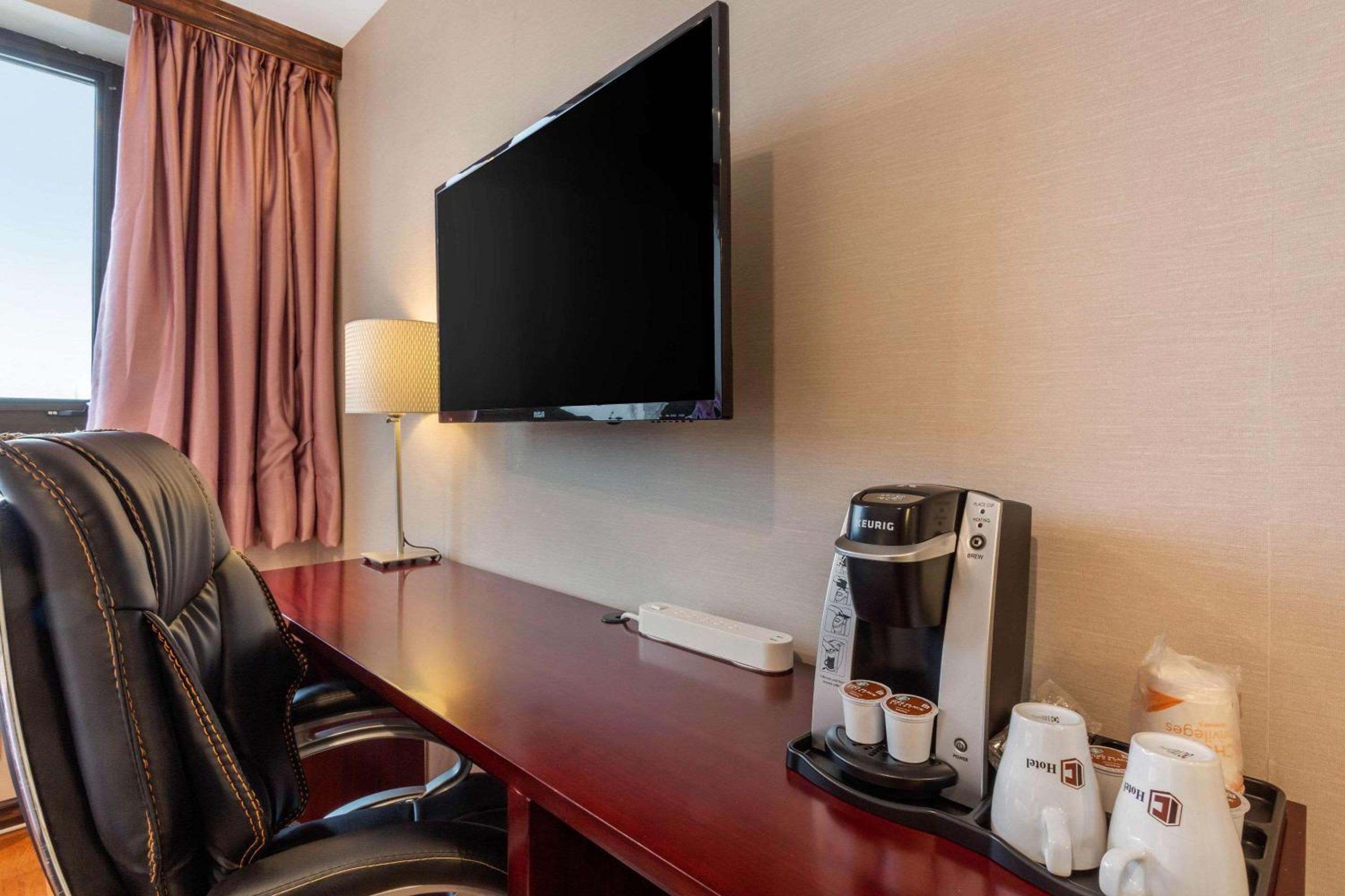 King Room - Non-Smoking - Photo 5