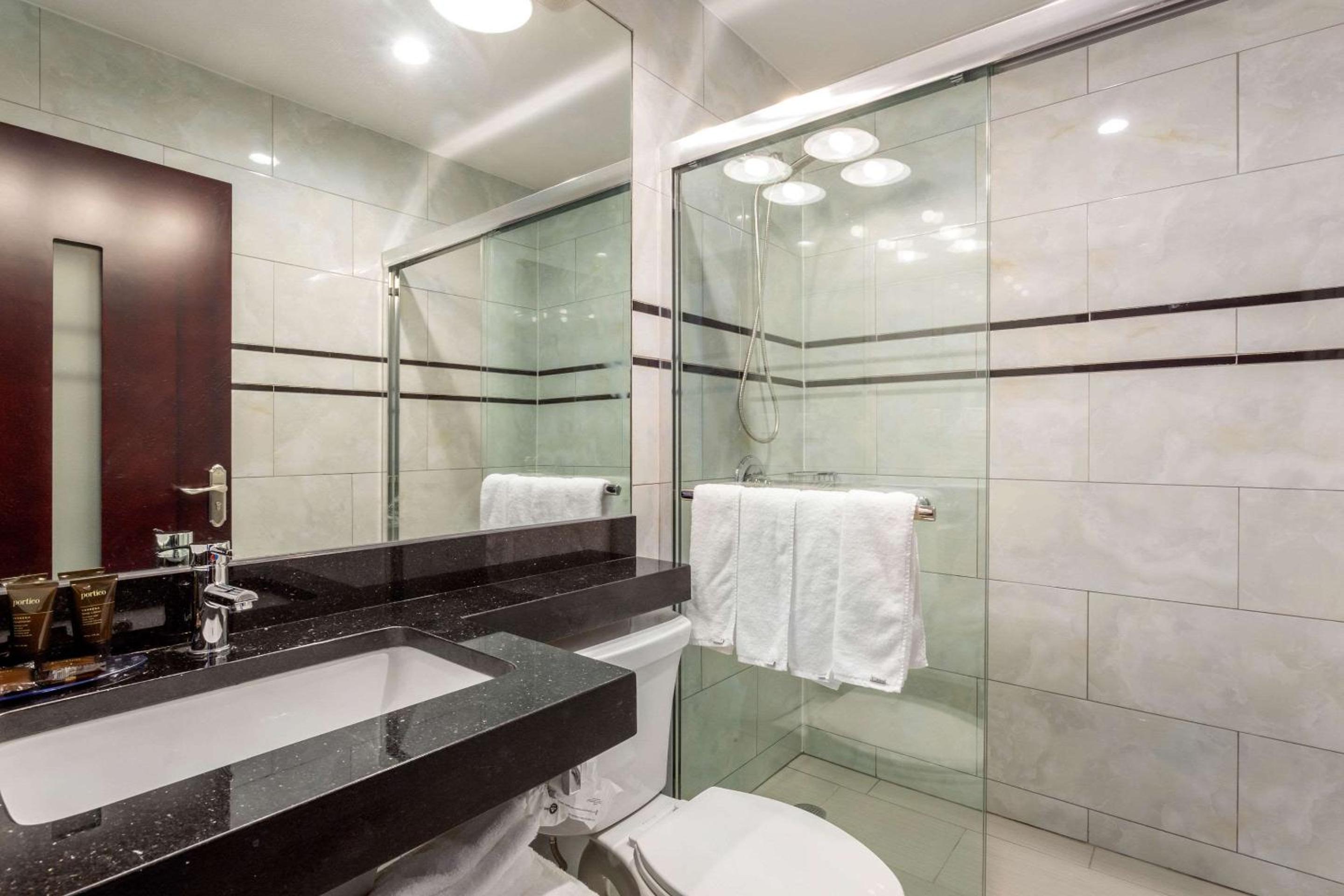 Double Room with Two Double Beds - Non-Smoking - Photo 6