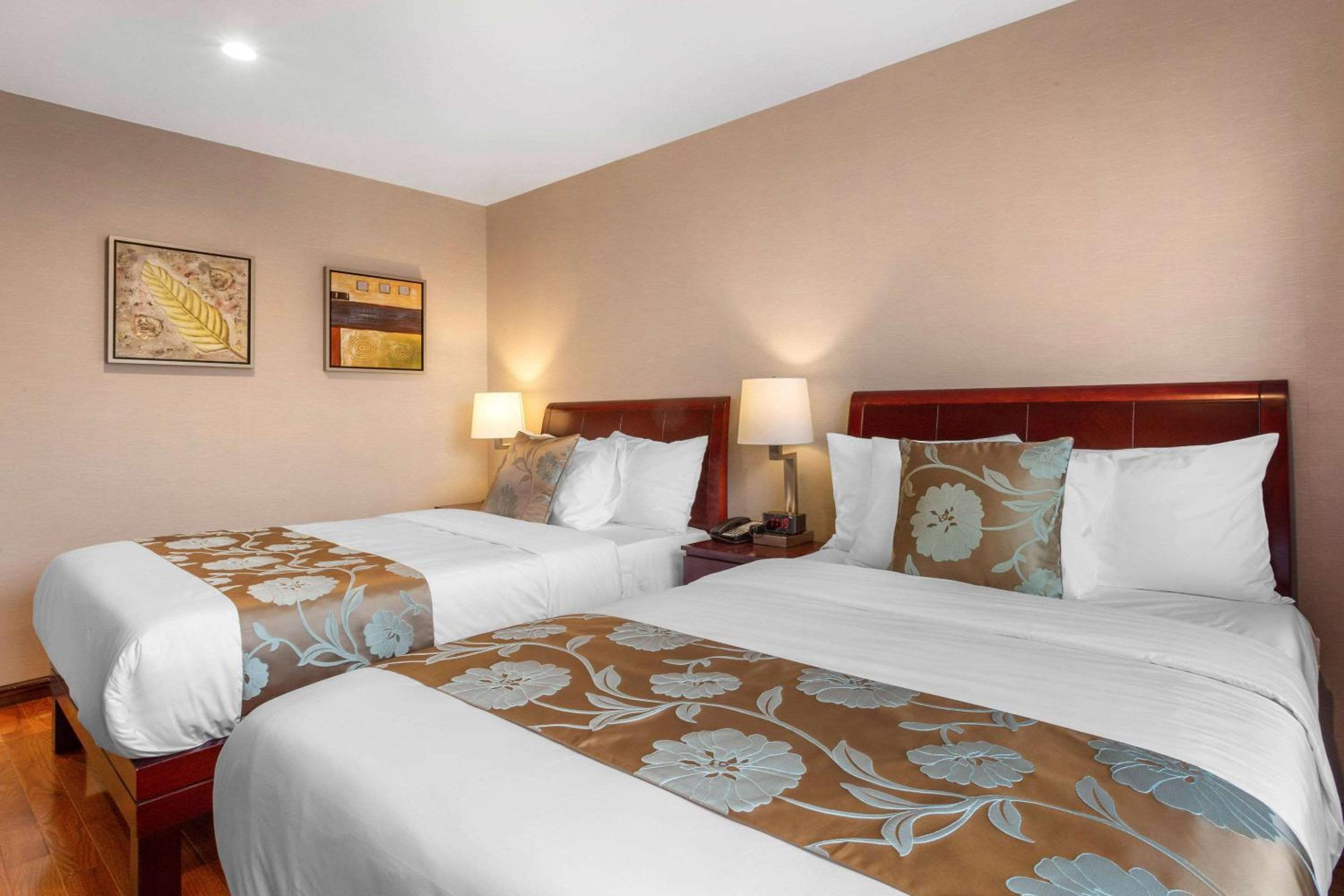 Double Room with Two Double Beds - Non-Smoking - Photo 2