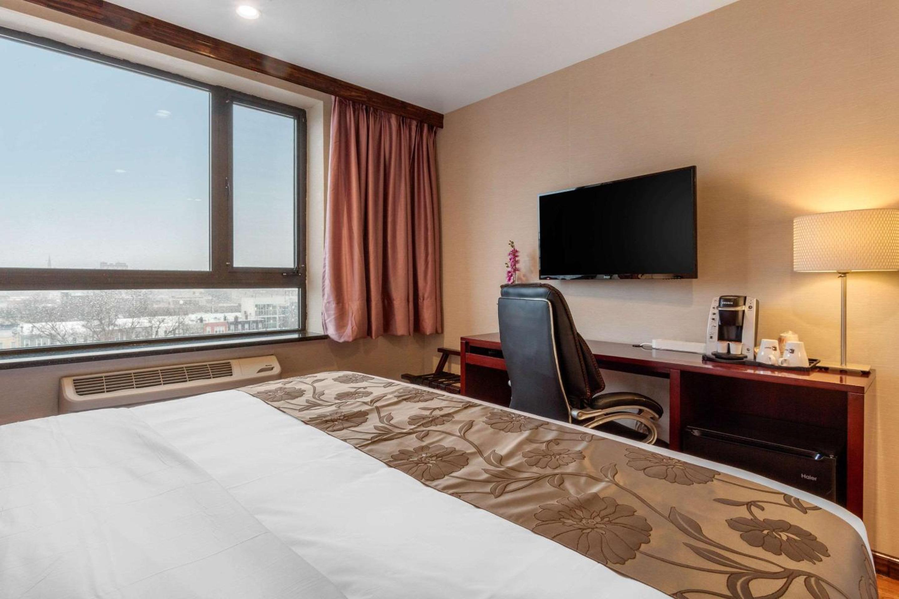 King Room with City View - Non-Smoking - Photo 2