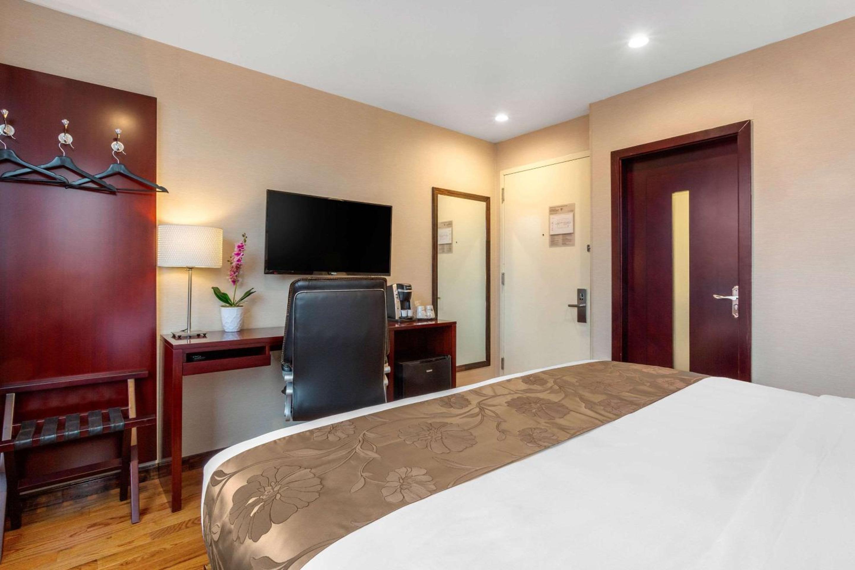 King Room - Non-Smoking - Photo 4