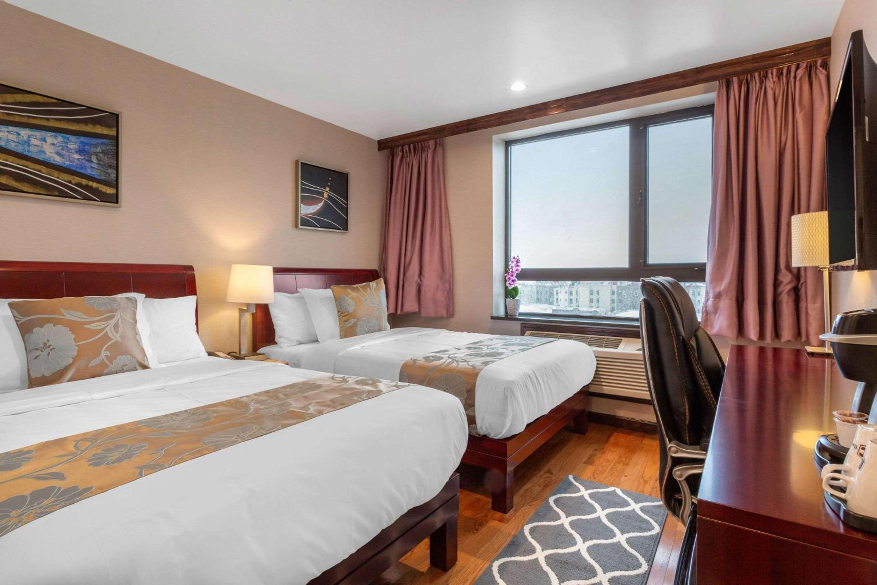Double Room with Two Double Beds - Non-Smoking - Photo 4