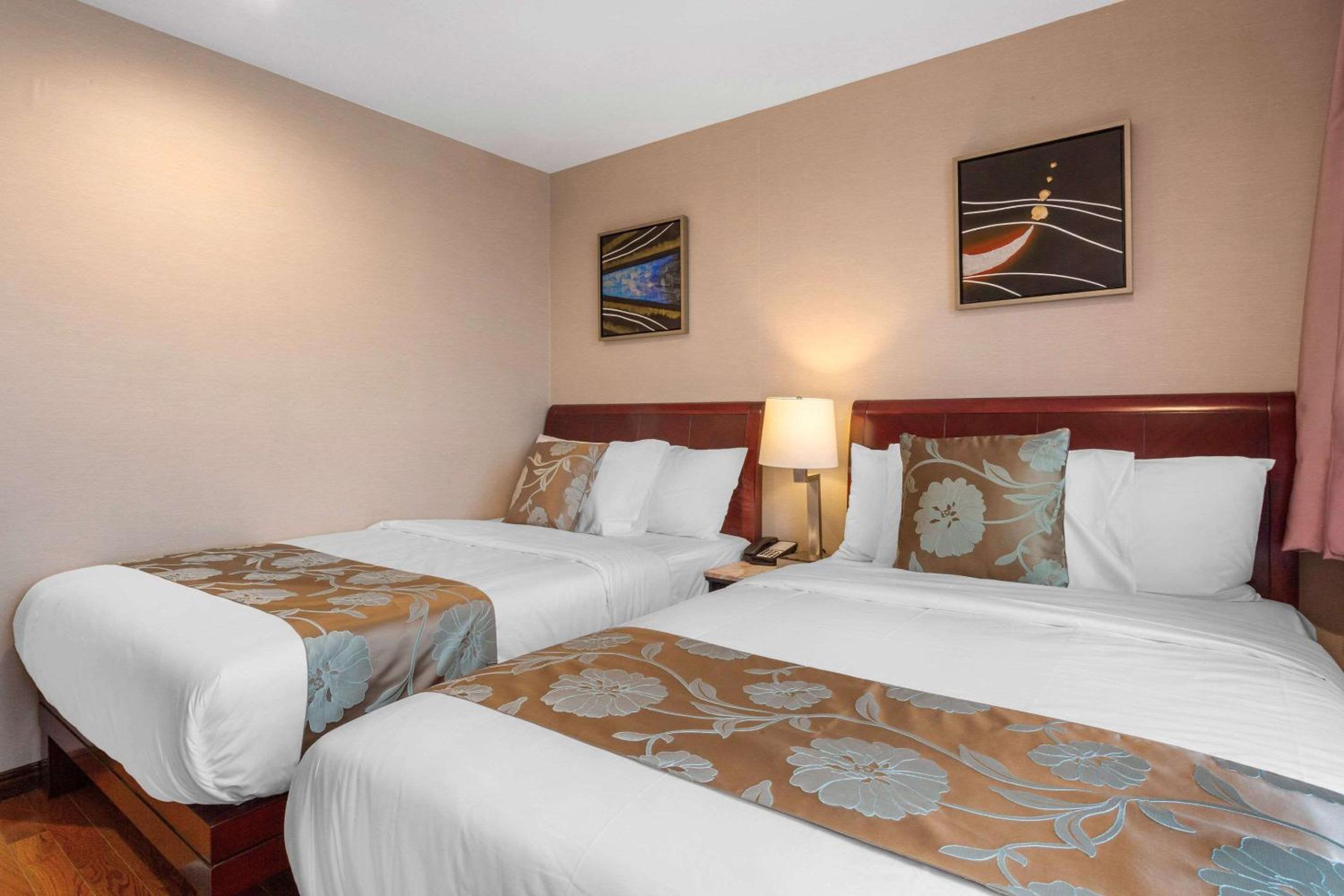 Twin Room - Non Smoking - Photo 1