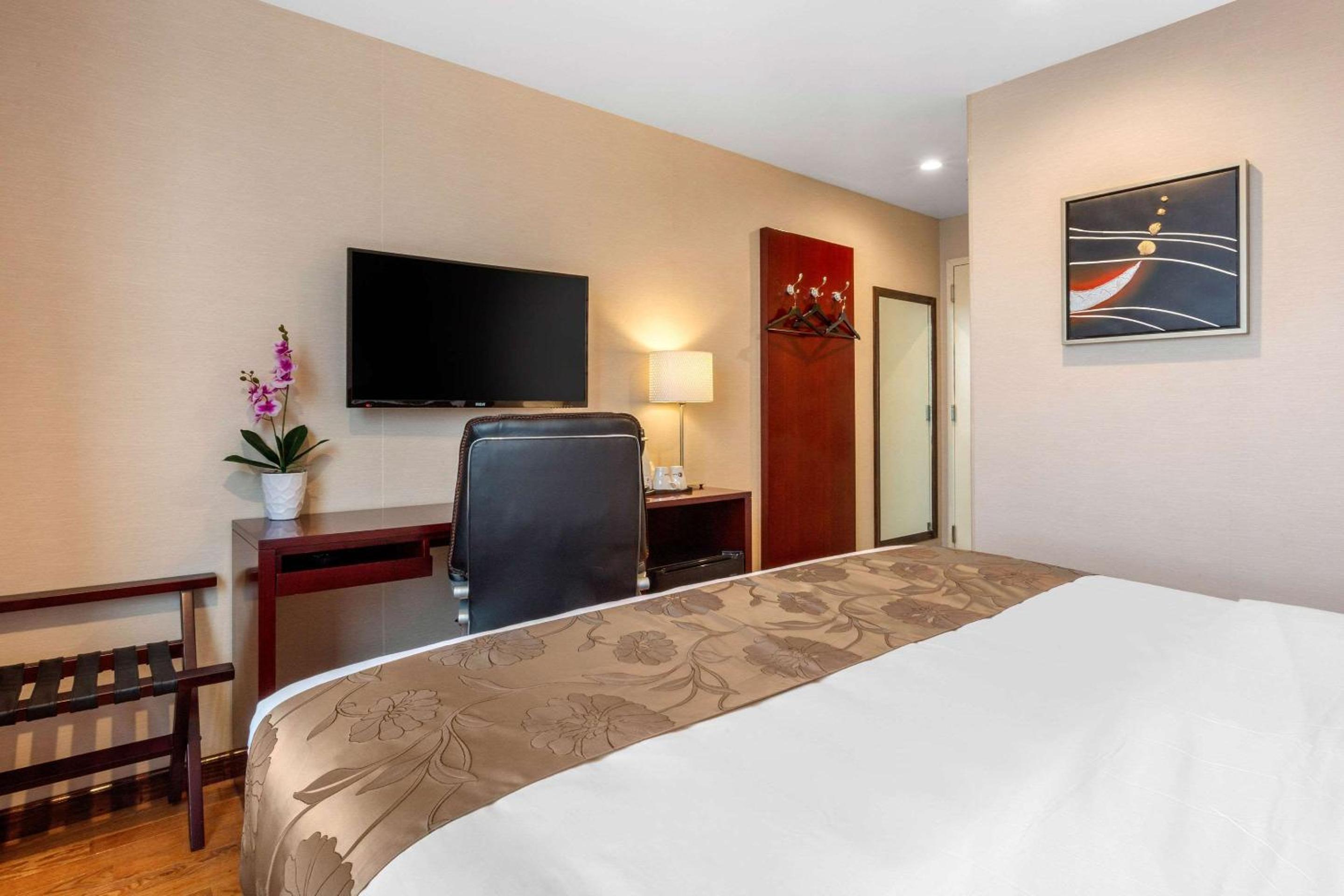 King Room with City View - Non-Smoking - Photo 4