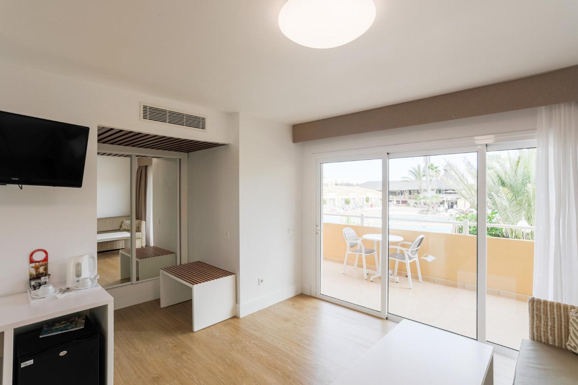 Habitación Doble con Vista a la Piscina (2 Adultos + 2 Niños)