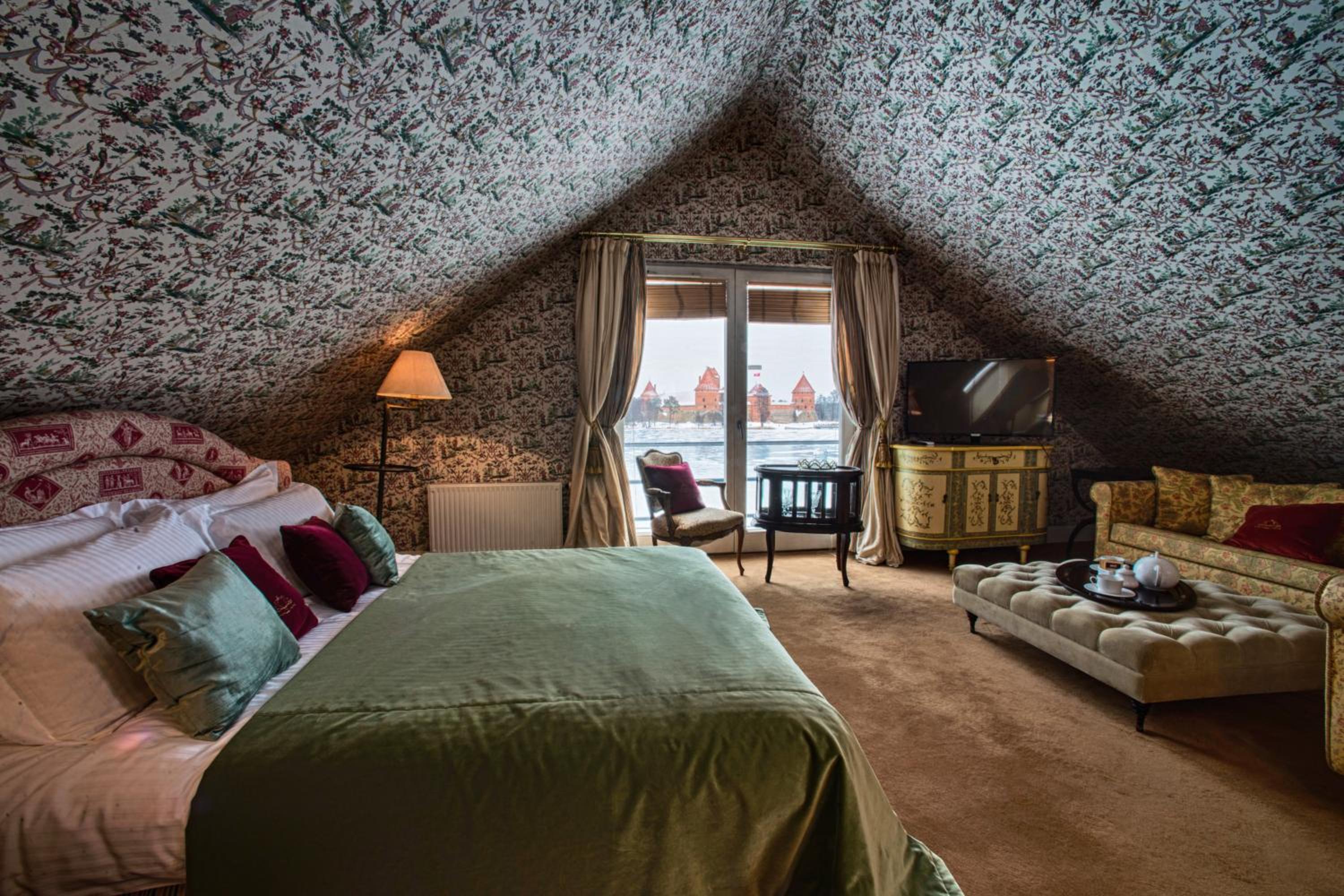 Suite with Castle View - Photo 8