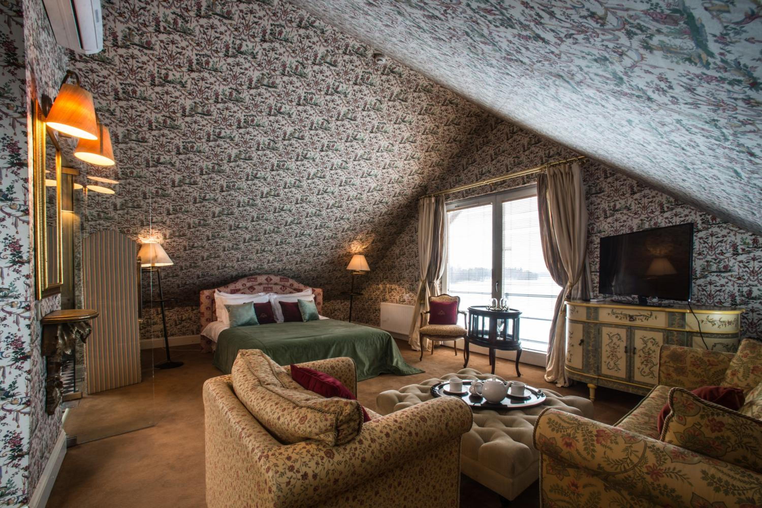 Suite with Castle View - Photo 4