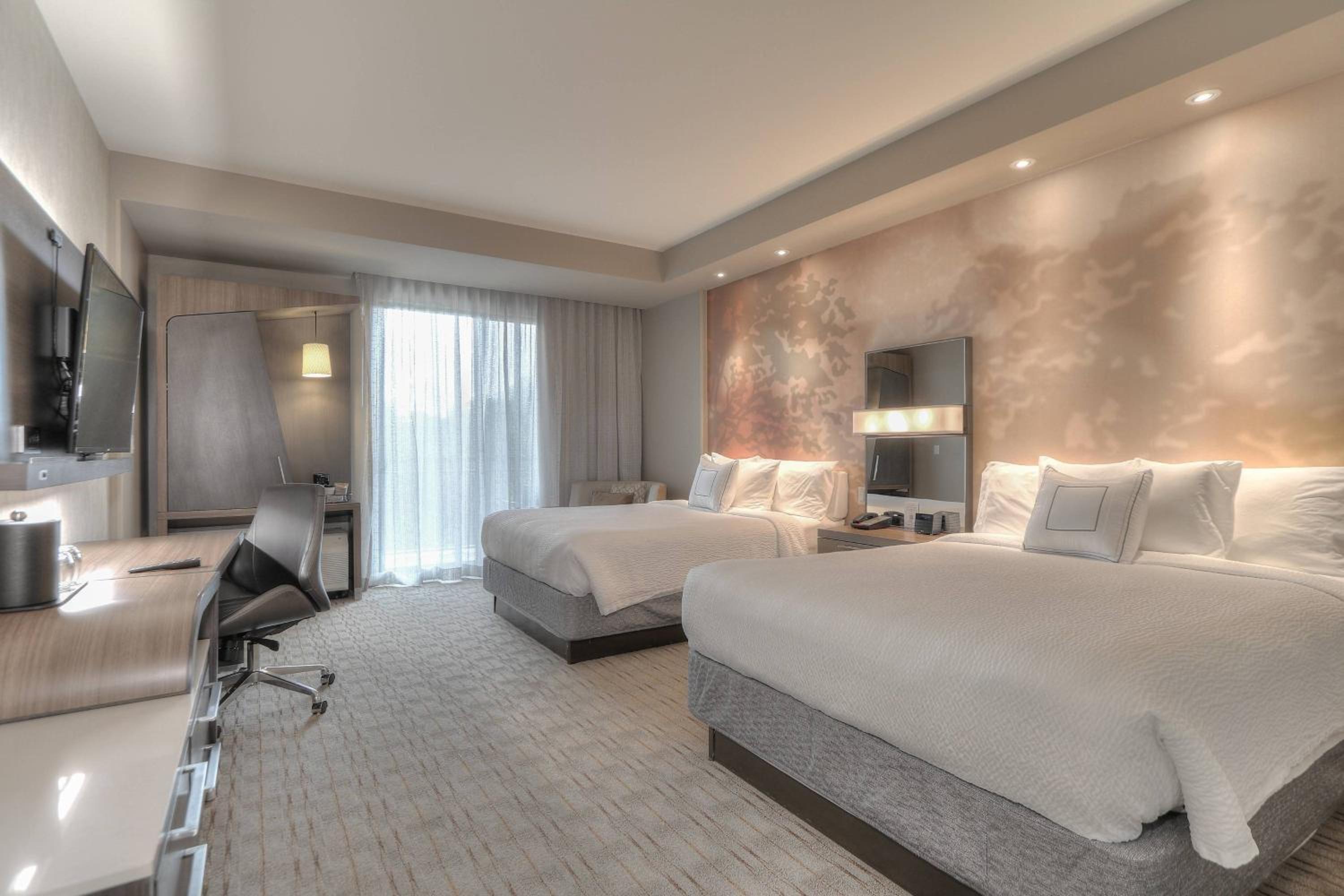 Queen Room with Two Queen Beds, Mountain View and Roll-In Shower - Mobility Access/Hearing Accessible
