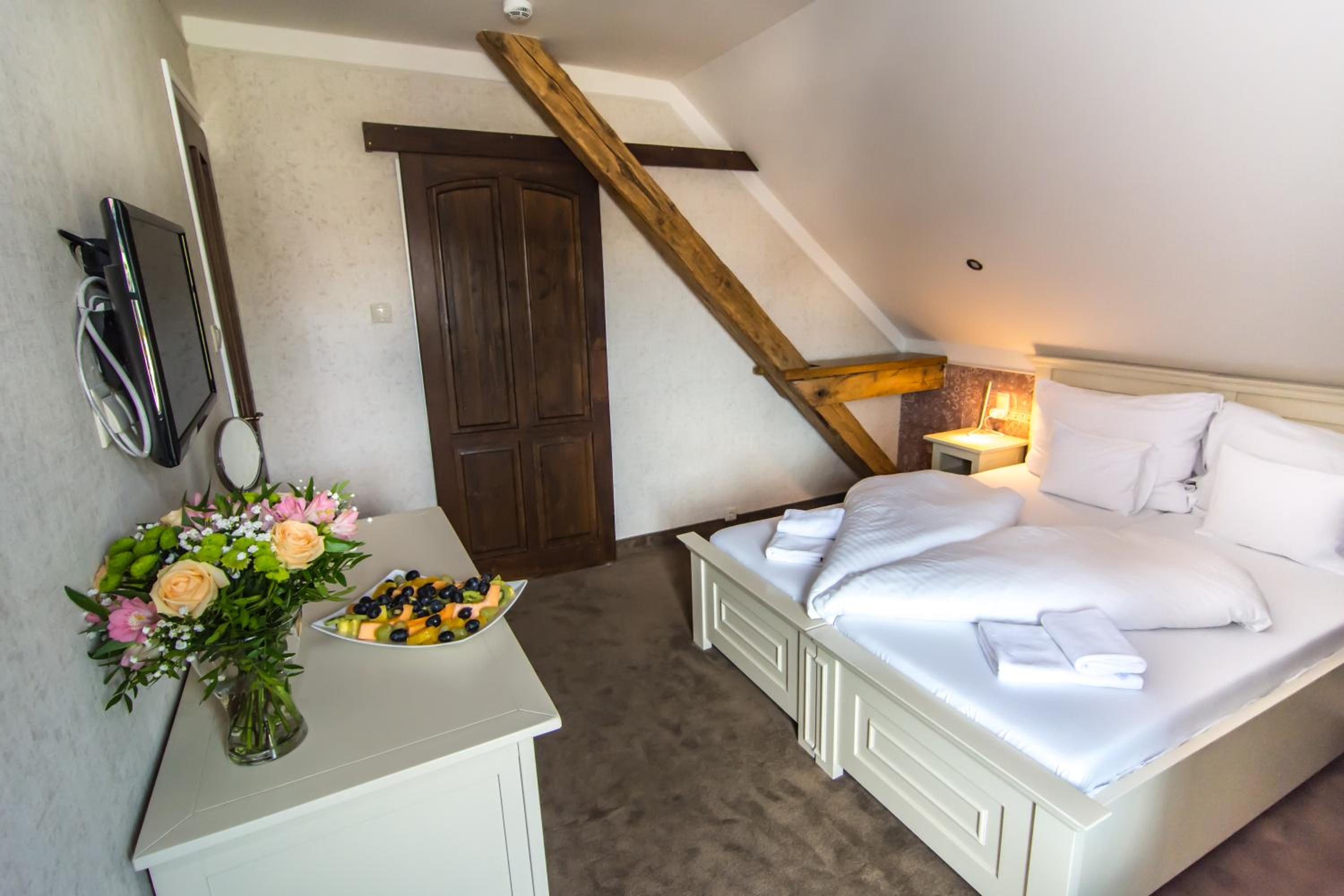 Standard Double or Twin Room - Attic - Photo 10