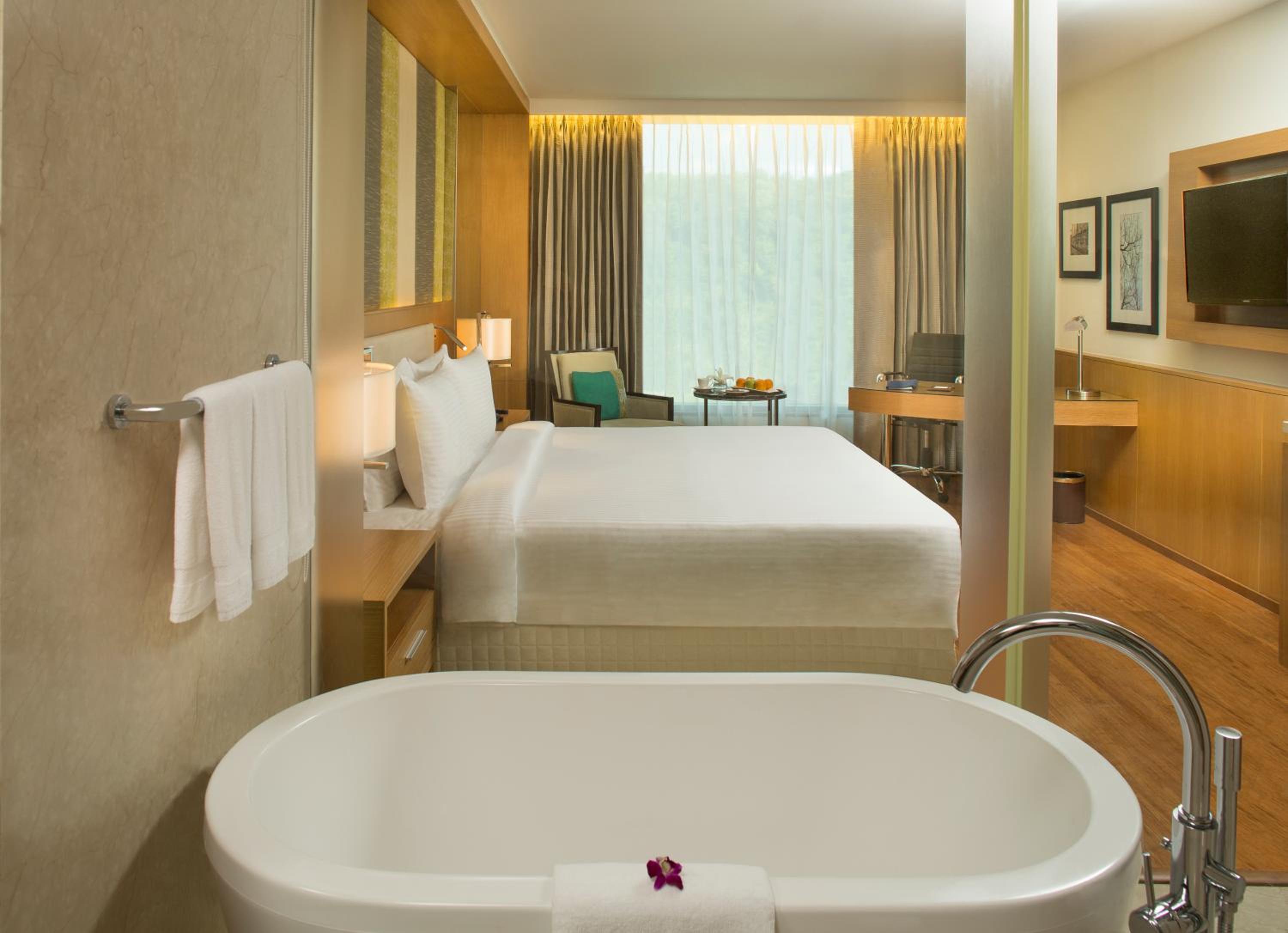 Deluxe Room with King Bed with 20% off on Laundry Services and 15% off on Food & Soft Beverages photo 2