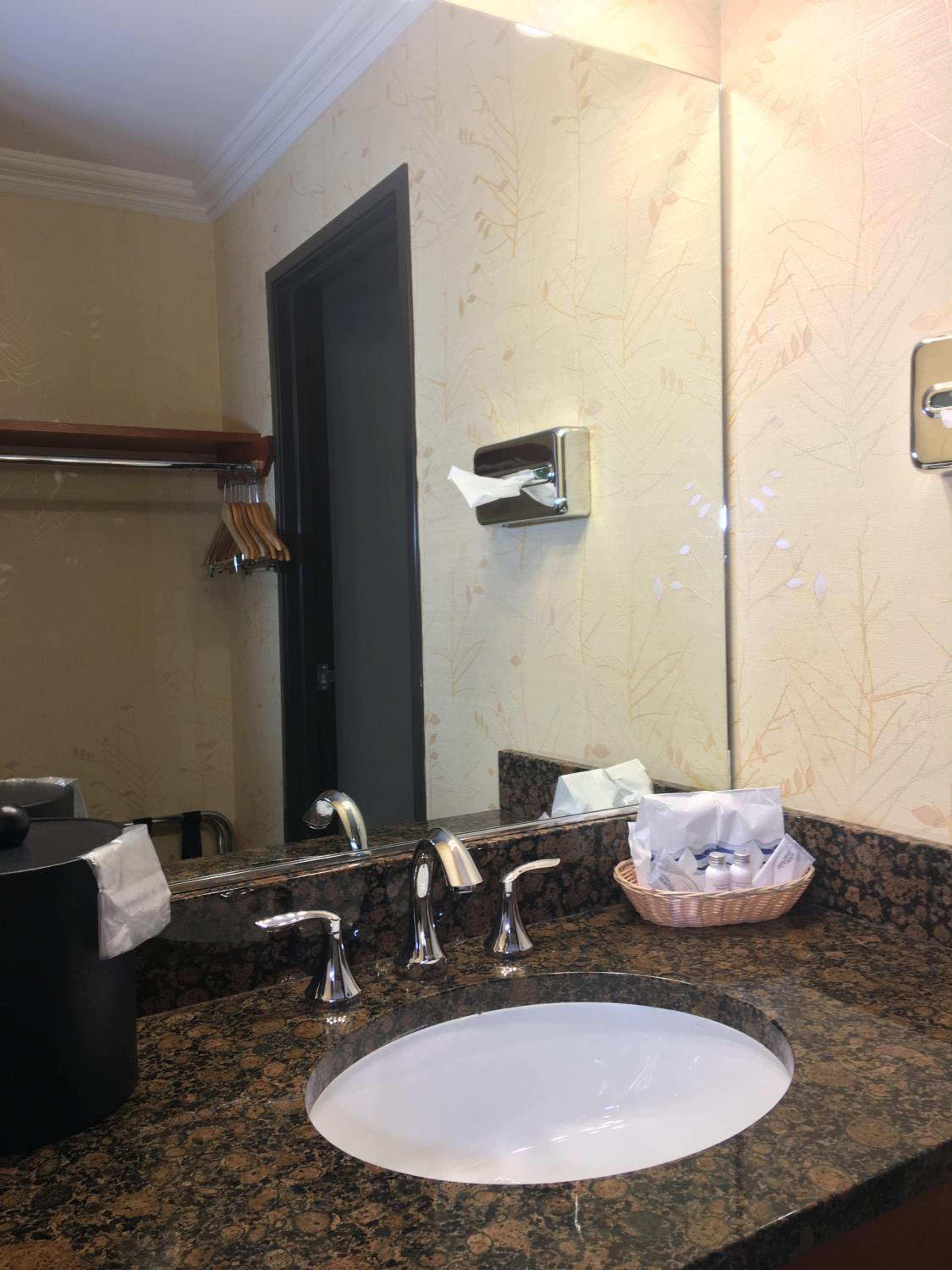 Deluxe Queen Room - Non-Smoking photo 3
