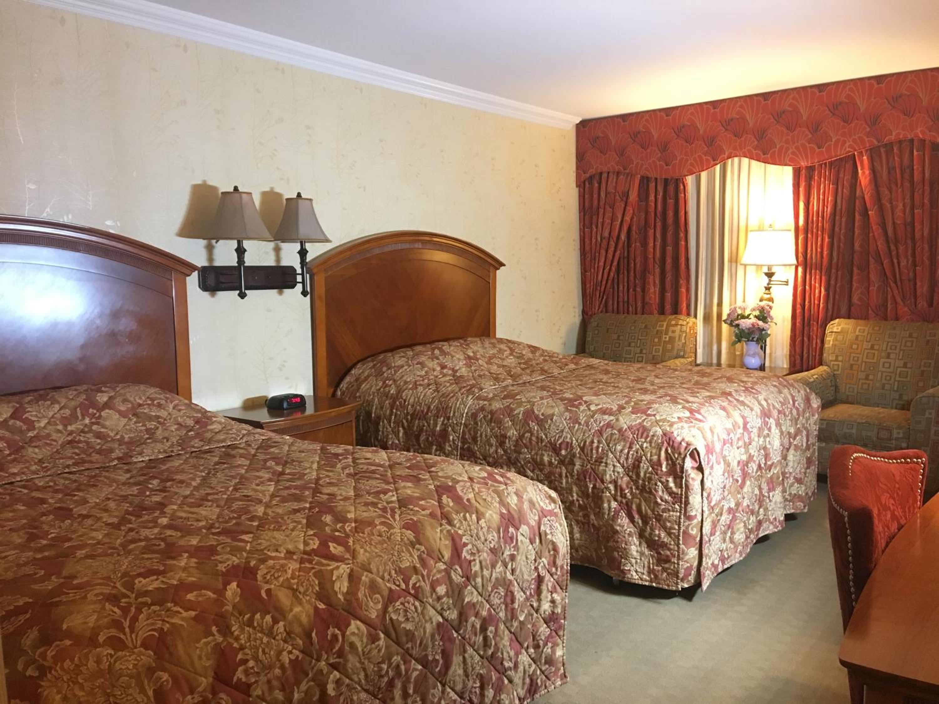 Deluxe Queen Room with Two Queen Beds - Non-Smoking photo 2