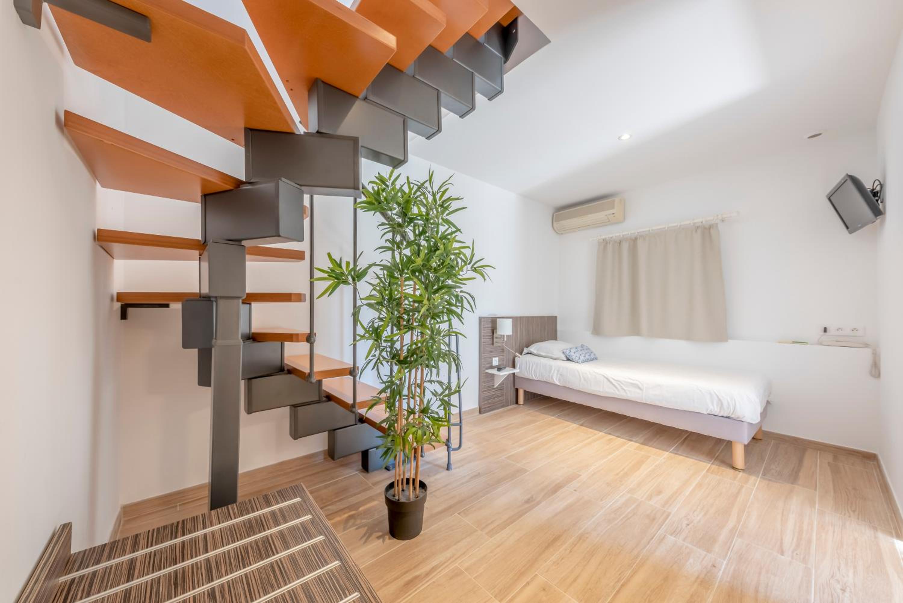 Duplex with Terrace - Photo 4