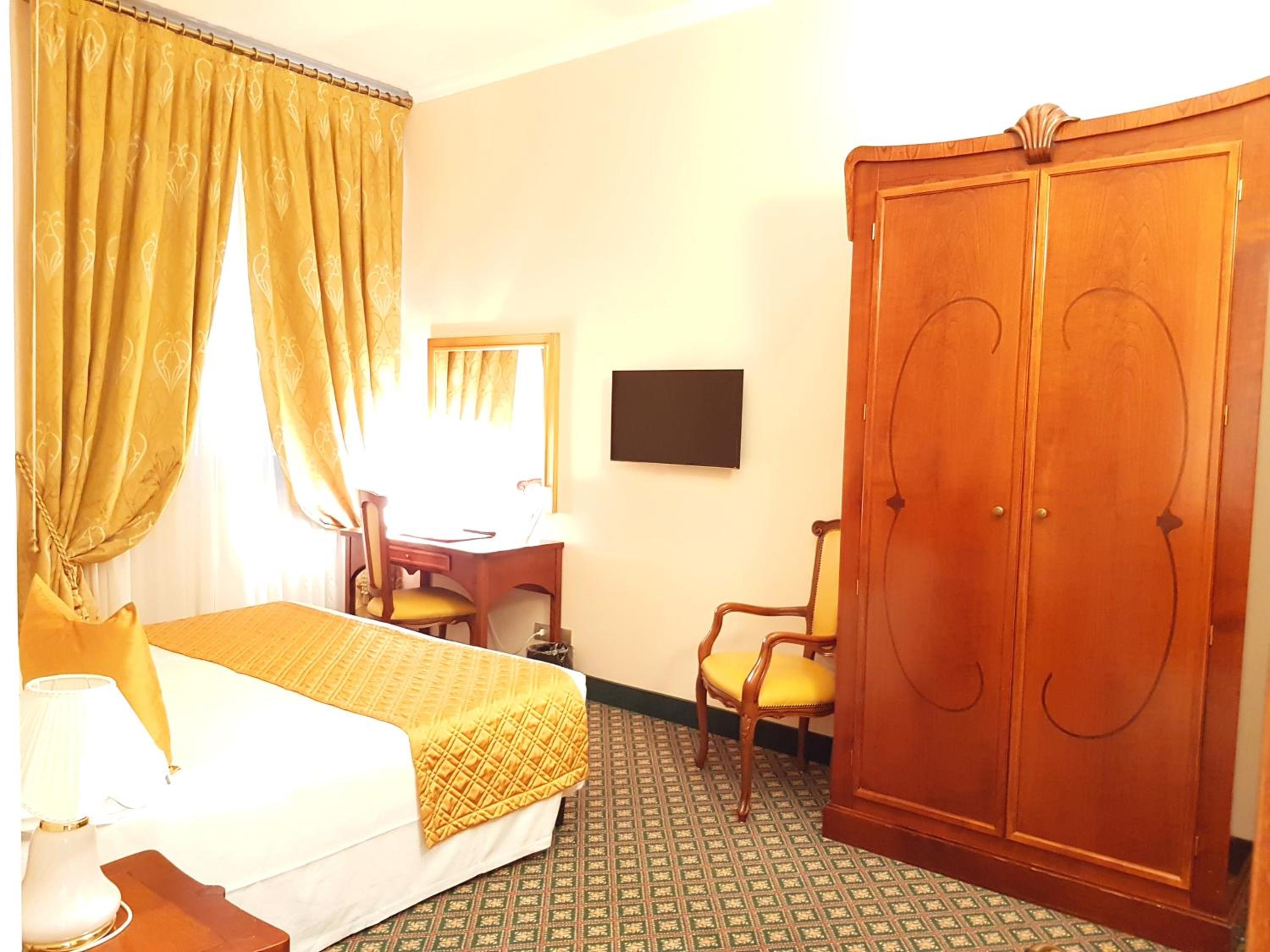 Double or Twin Room - Photo 7