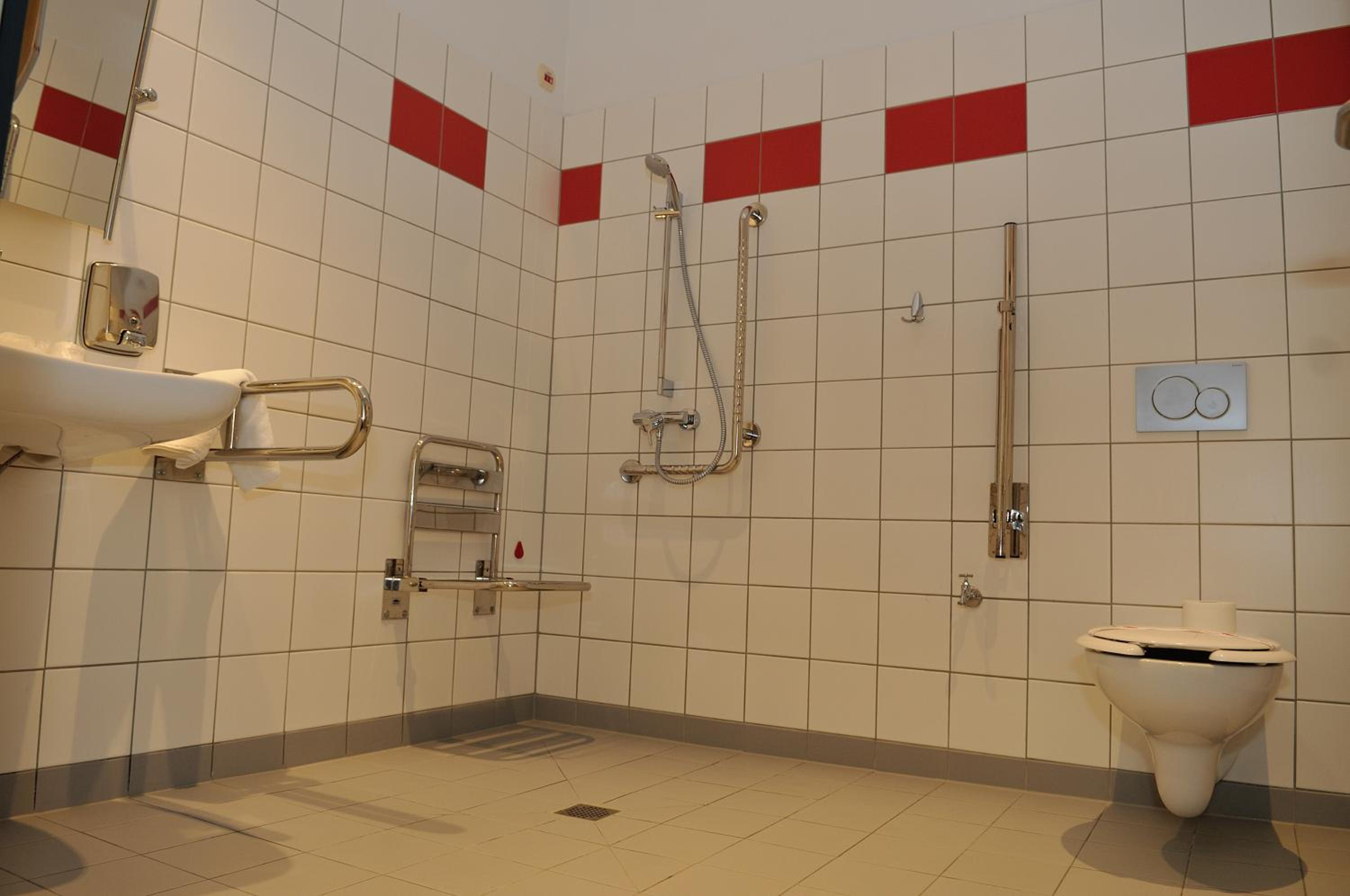 Quadruple Room - Disability Access photo 3