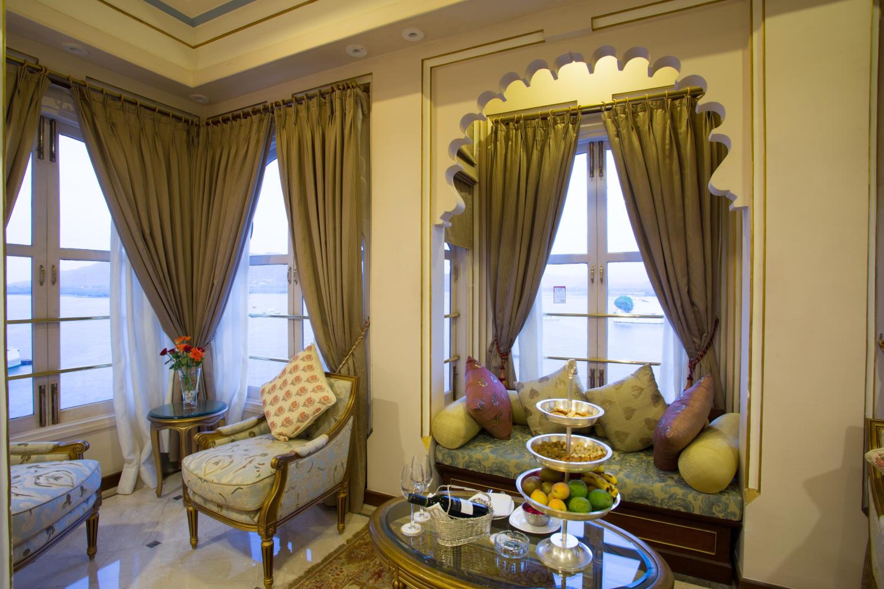 Deluxe Suite Lake View - Photo 2