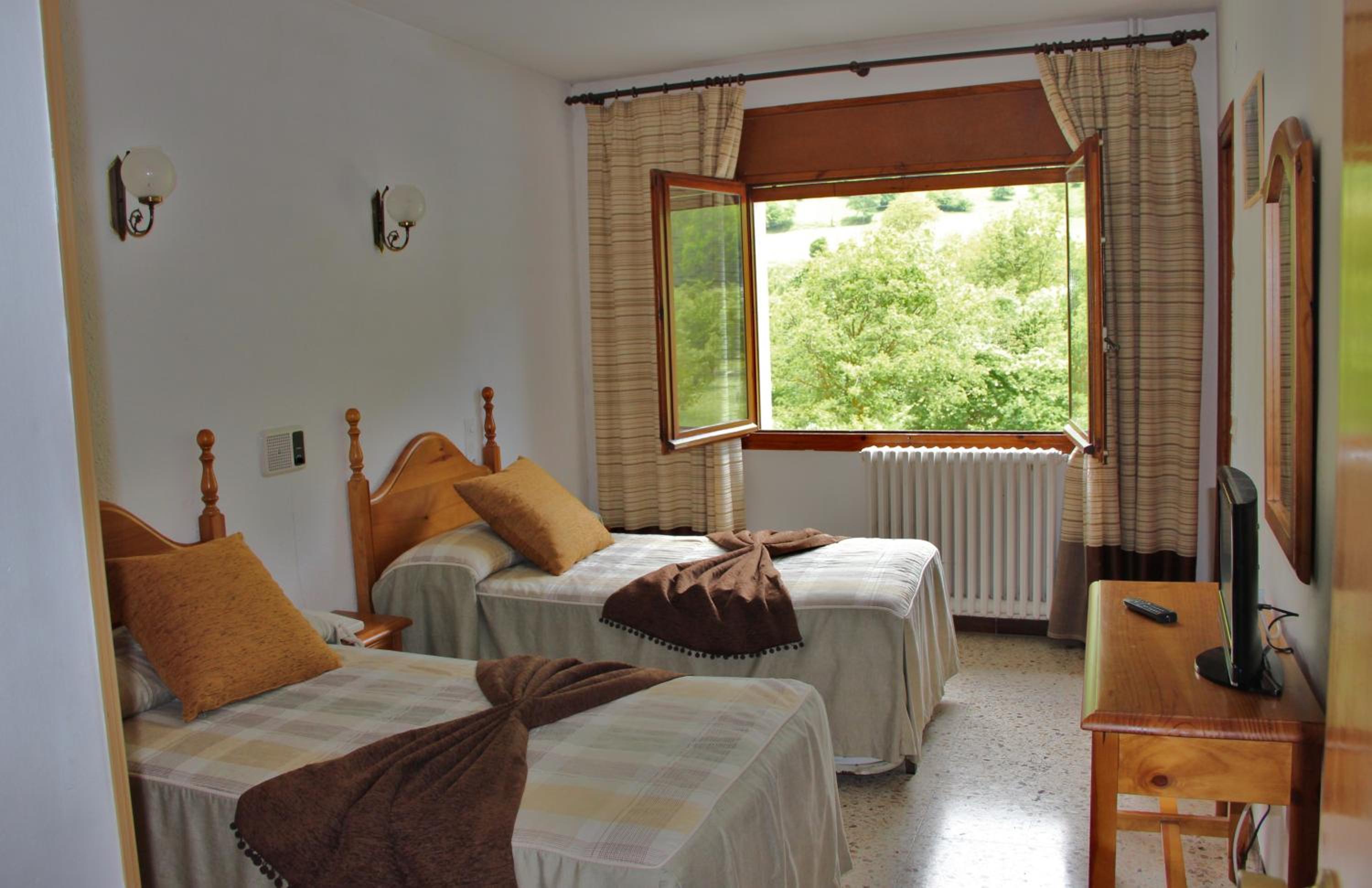 Double or Twin Room - Photo 8