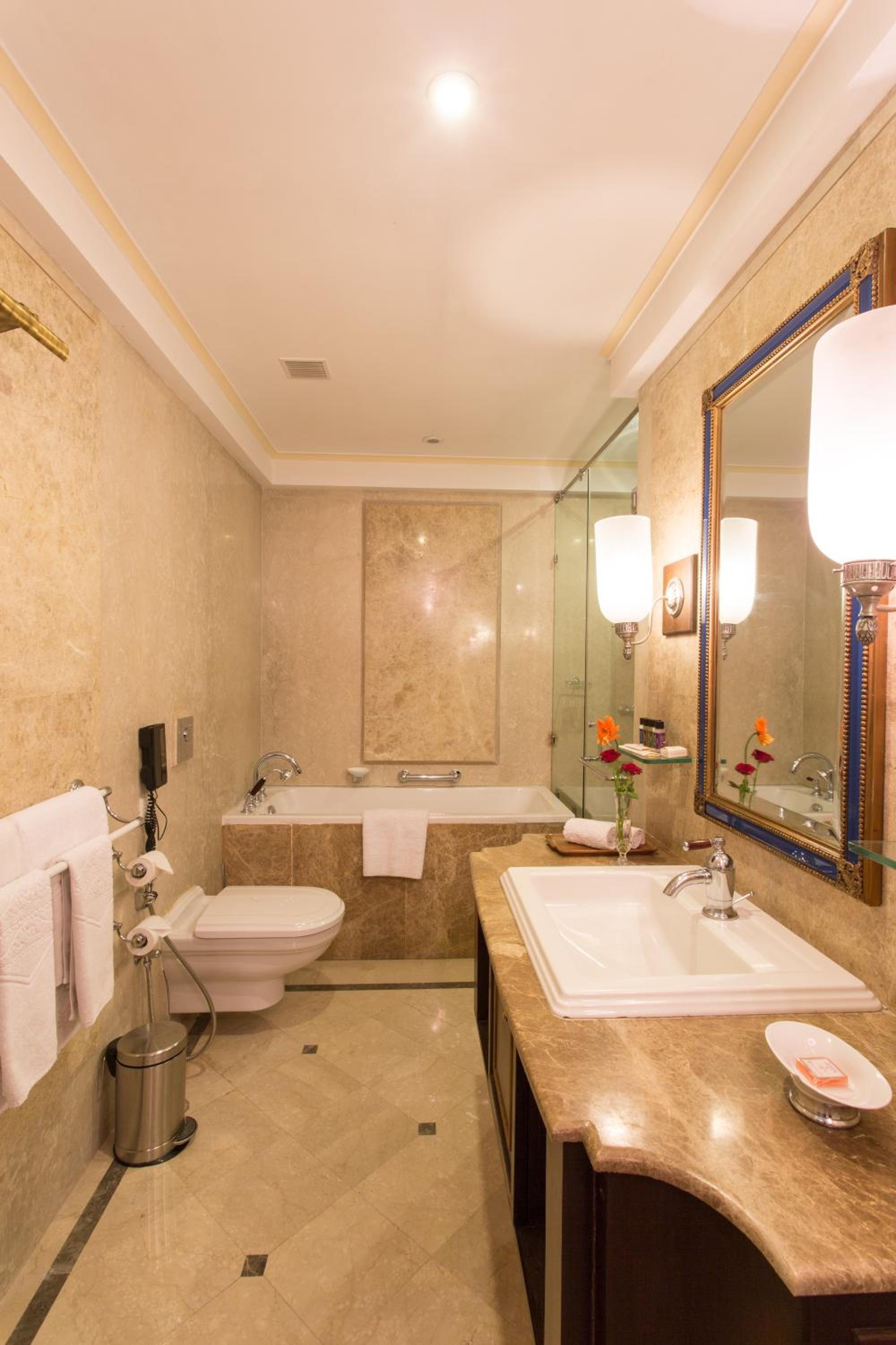 Deluxe Suite Lake View - Photo 6