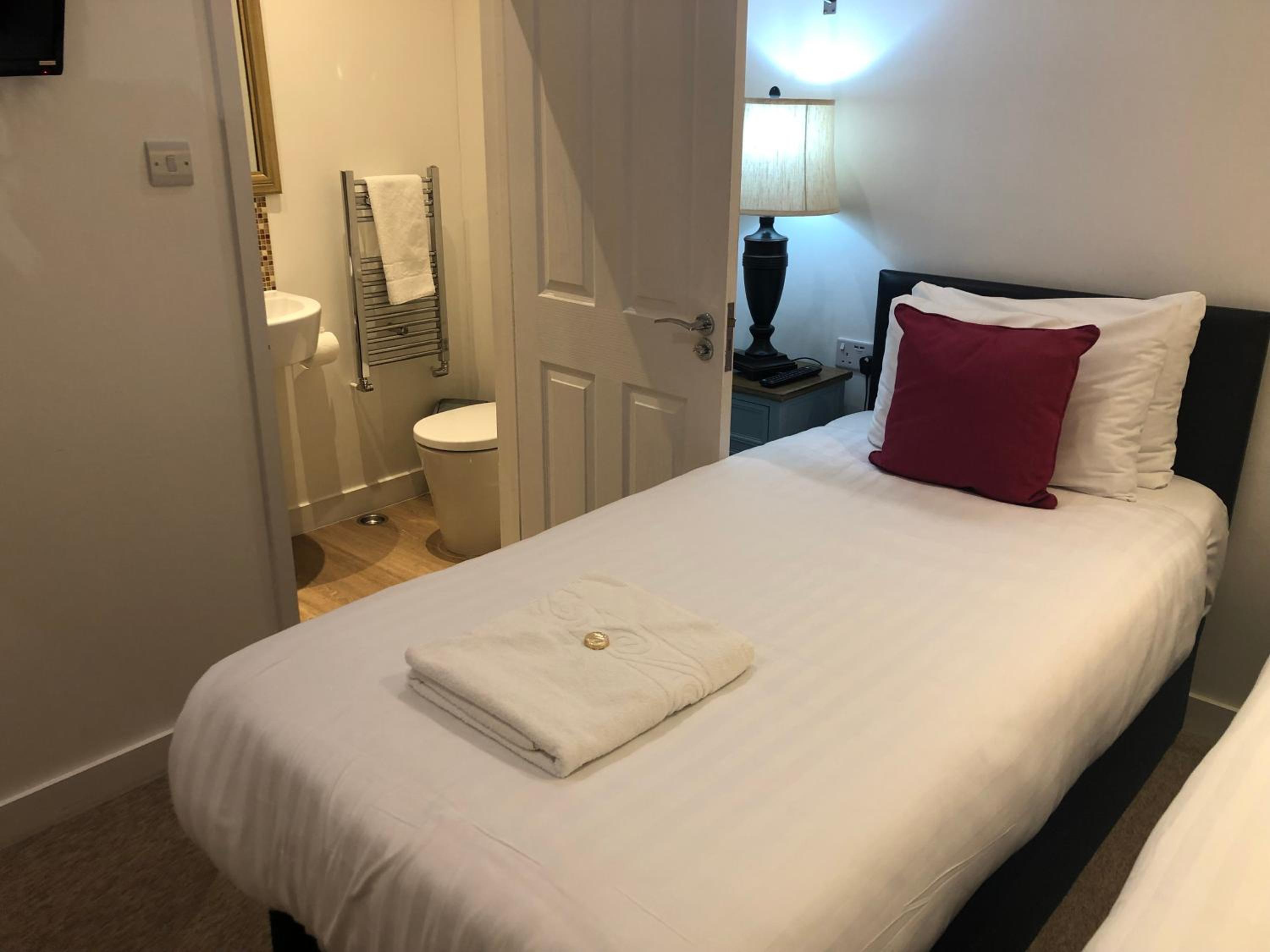 Double or Twin Room with Shower - Photo 3