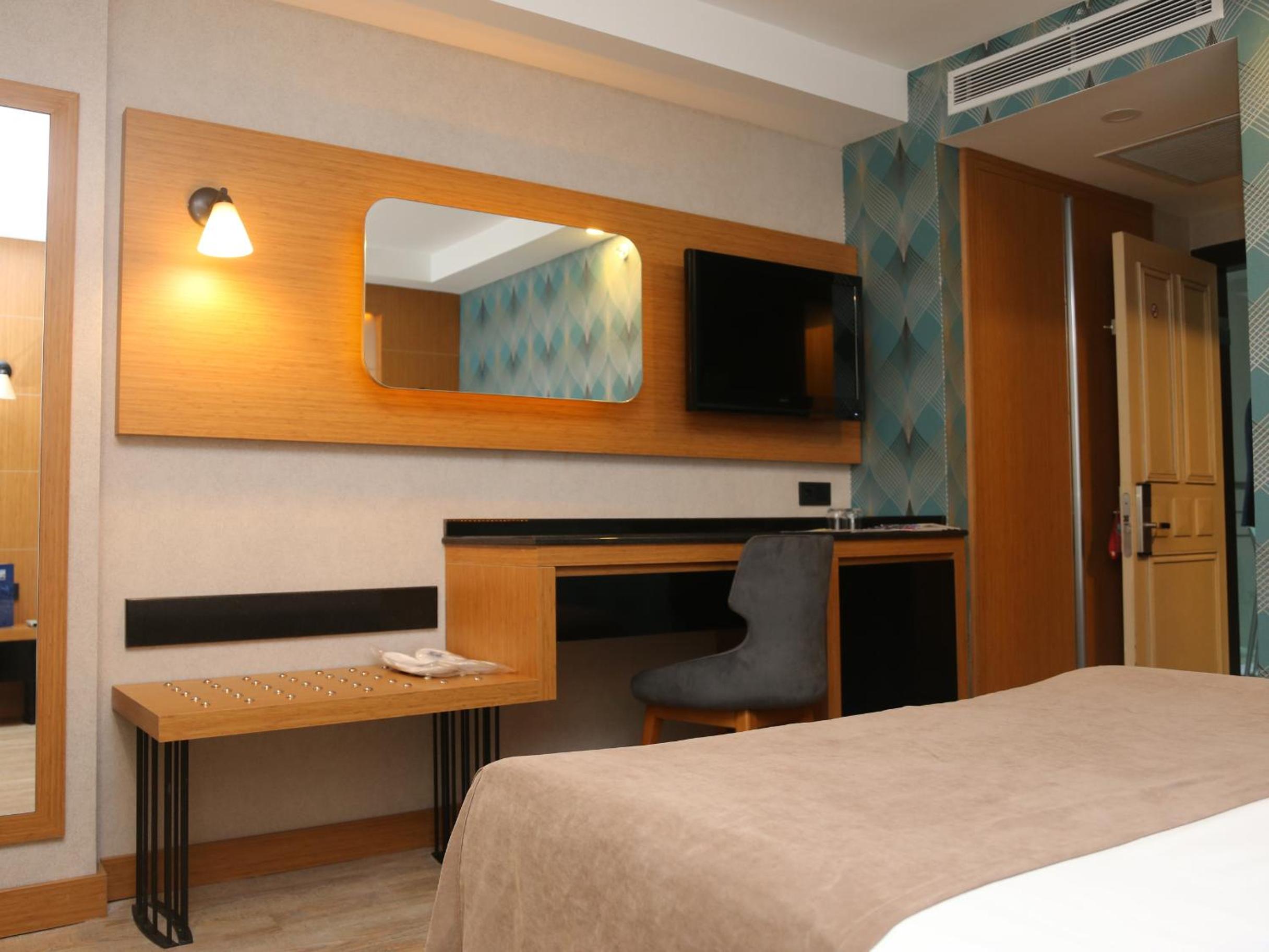 Economy Double Room with Land View thumbnail 5