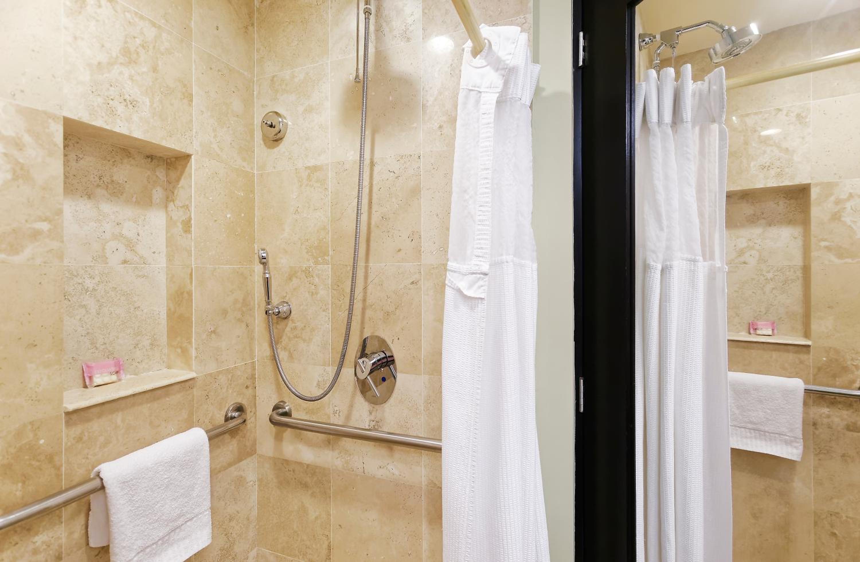 Standard King Room with Club Access - Disability Access - Photo 6
