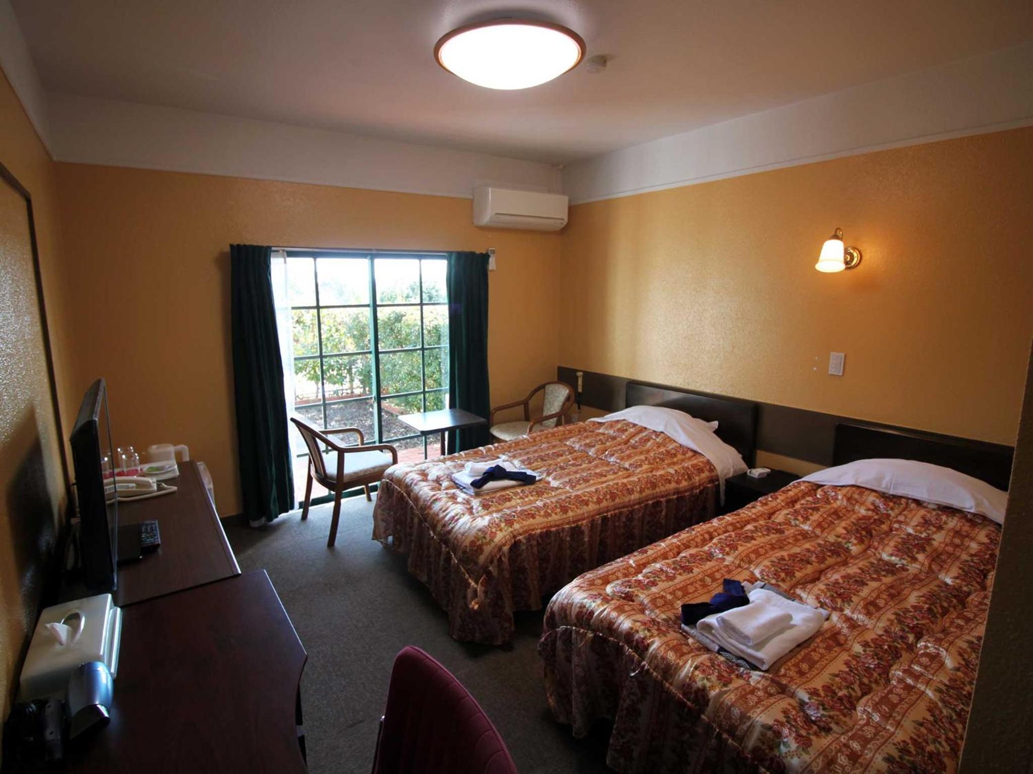 Standard Twin Room - Photo 3
