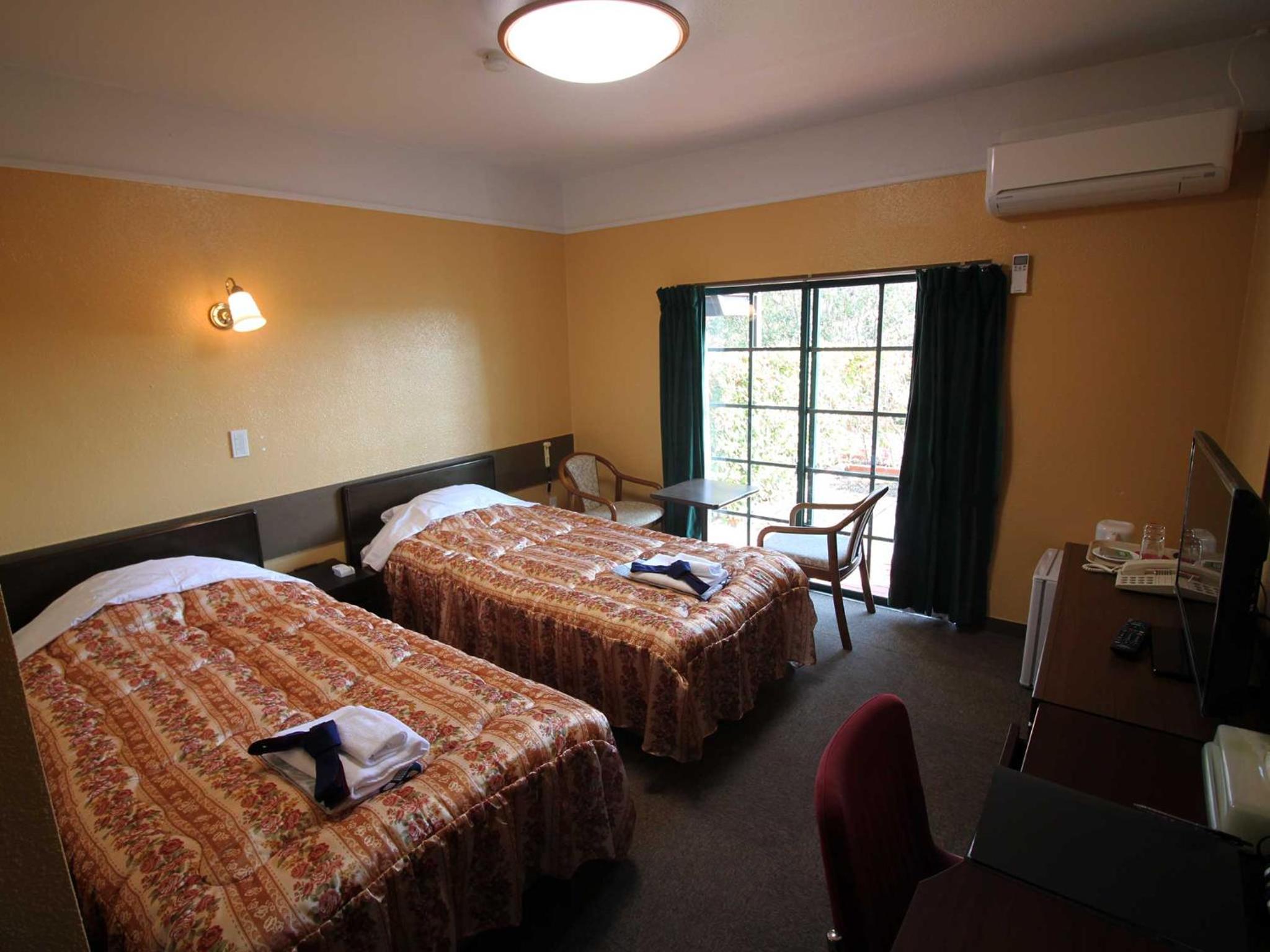Standard Twin Room - Photo 4