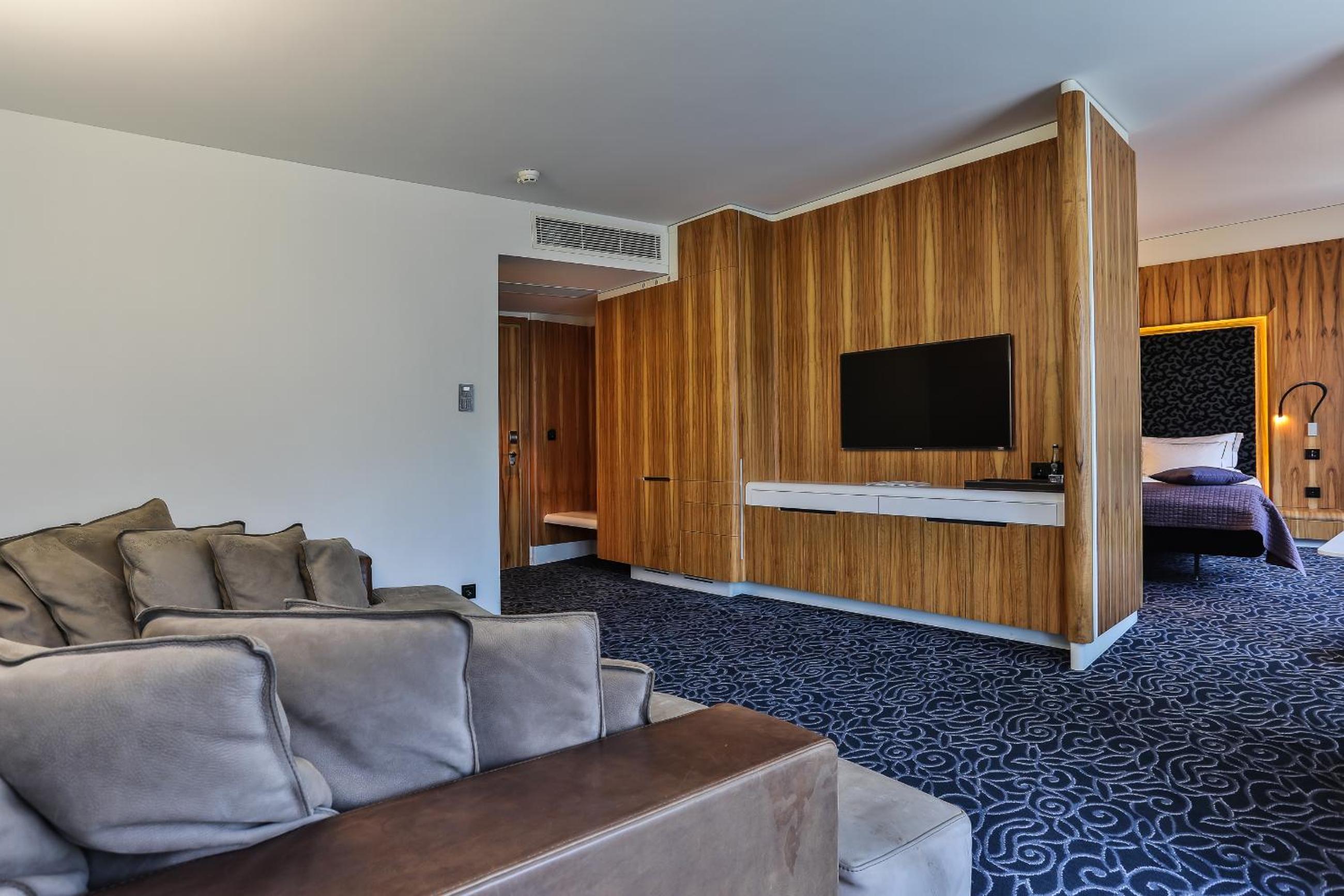 Deluxe Suite with Spa Access - Building Design - Photo 6
