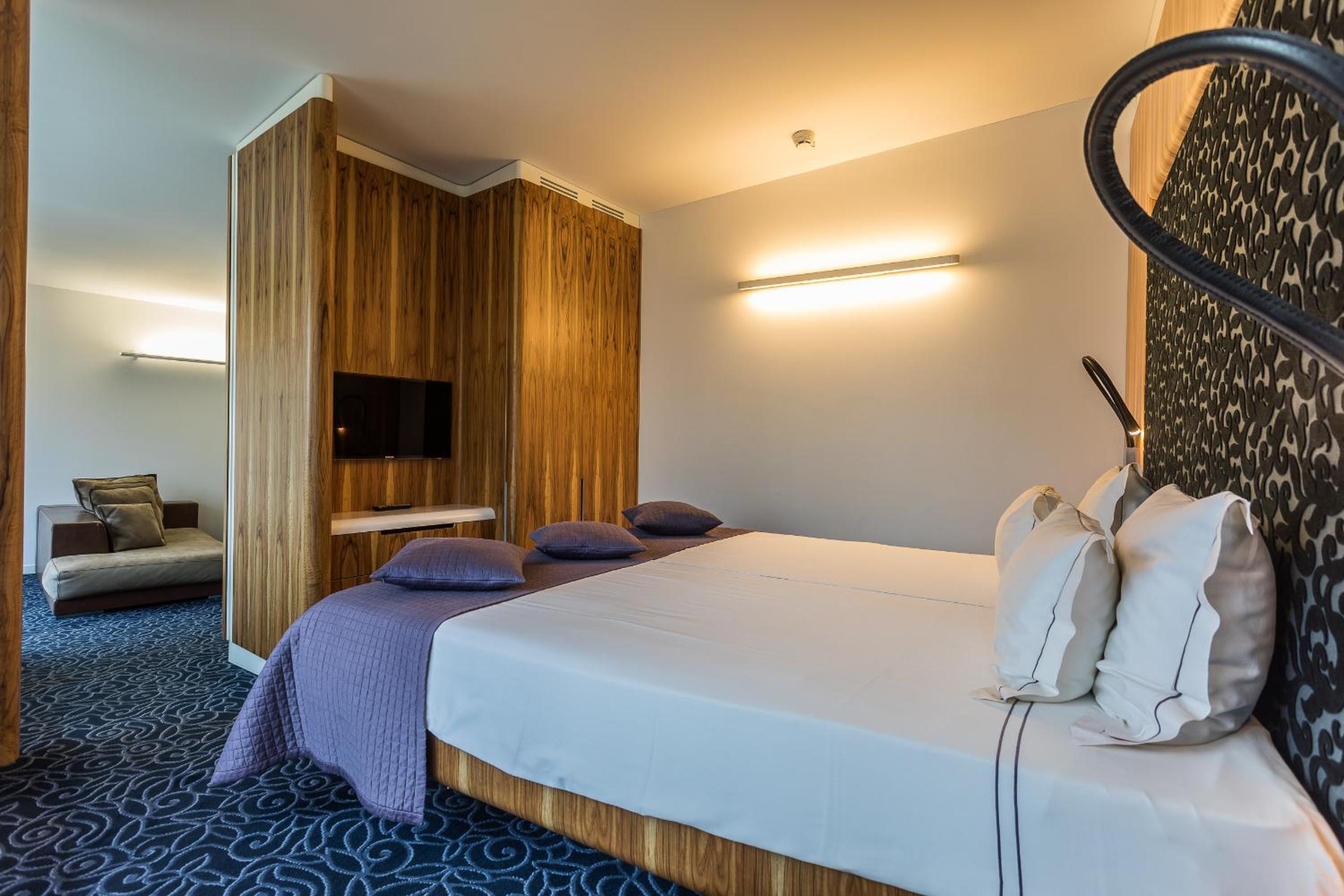 Deluxe Suite with Spa Access - Building Design - Photo 3