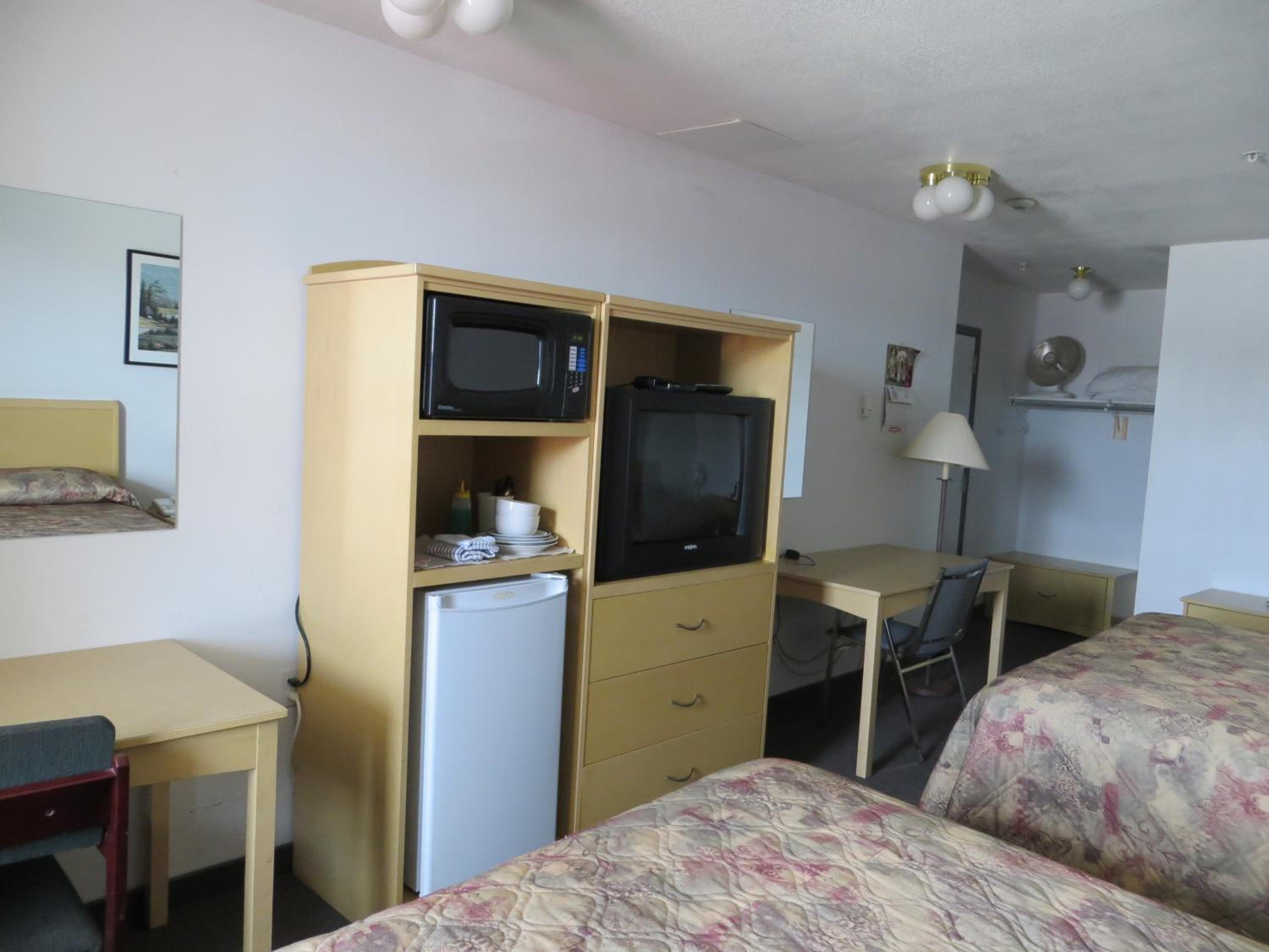 Queen Room with Two Queen Beds photo 2