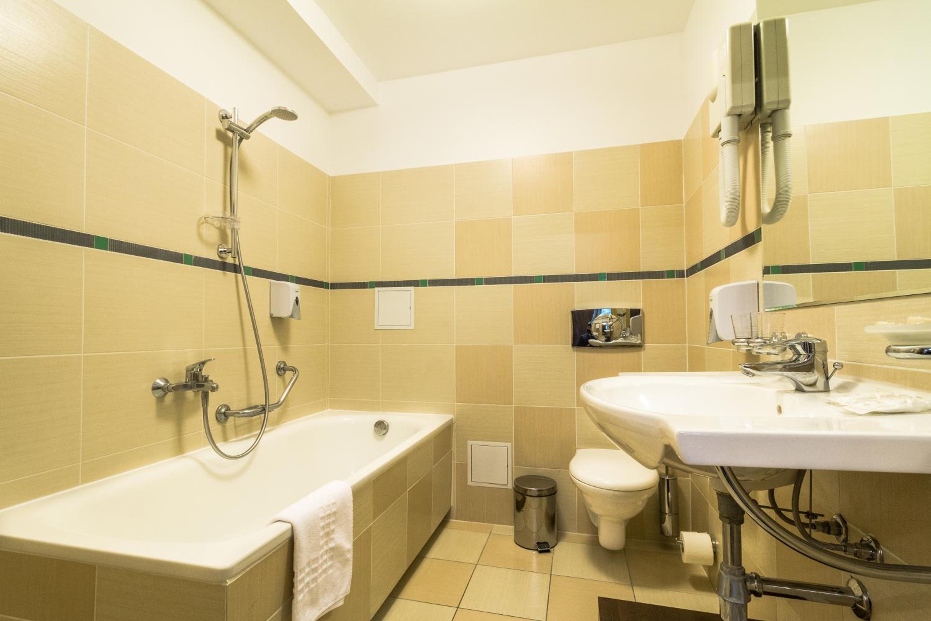 Suite with Spa Access - Photo 12
