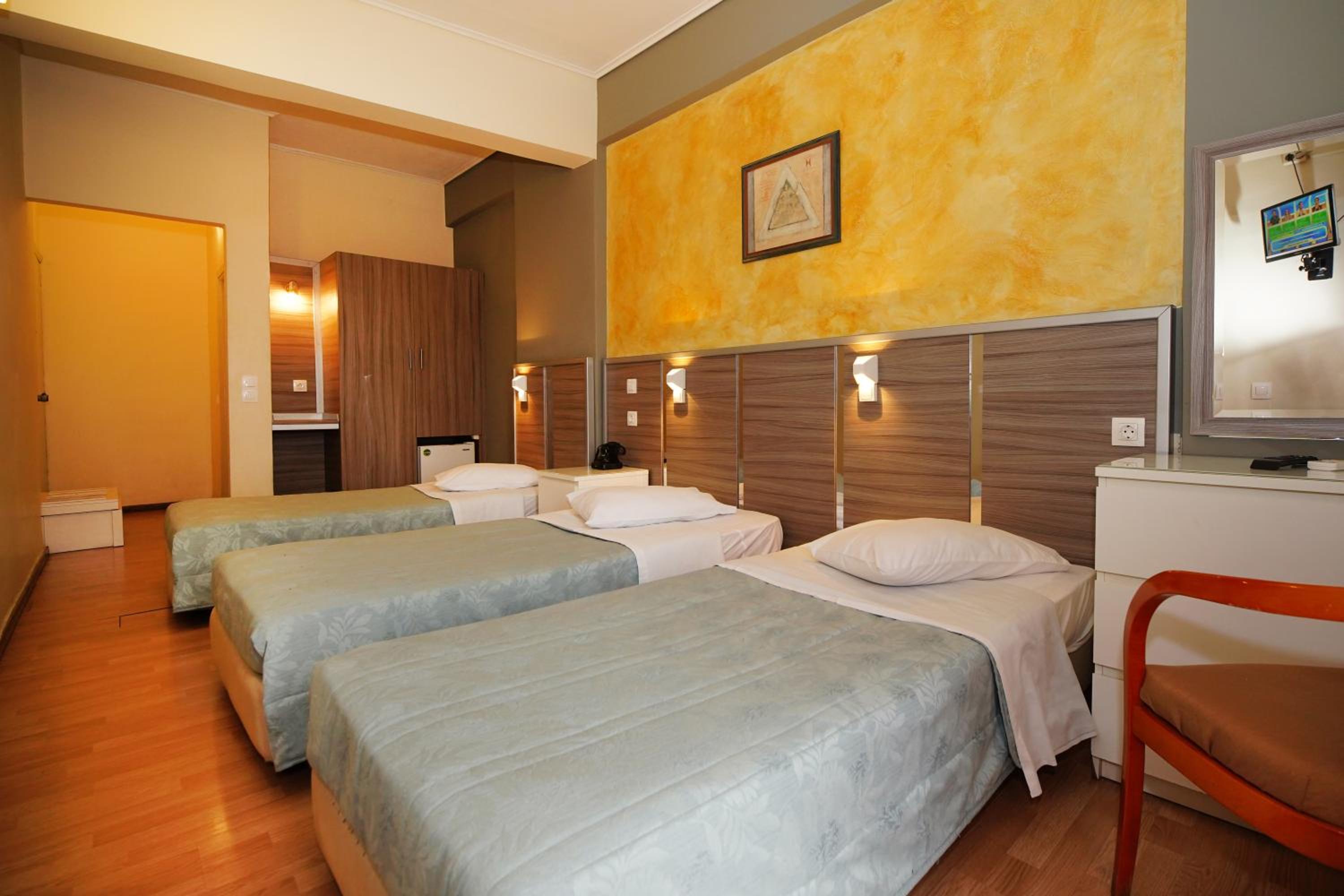Triple Room with 3 Single Beds photo 2