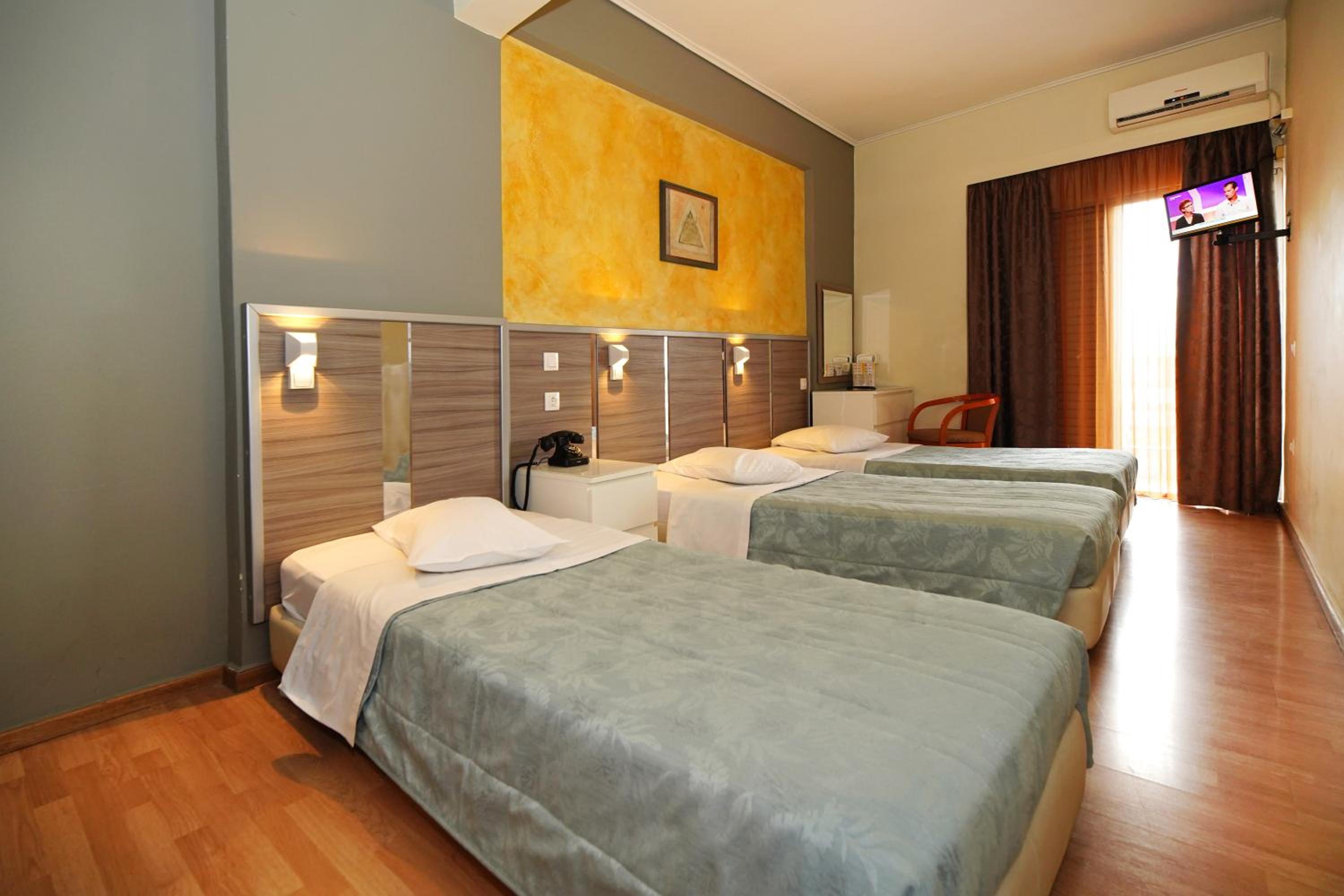 Triple Room with 3 Single Beds photo 1