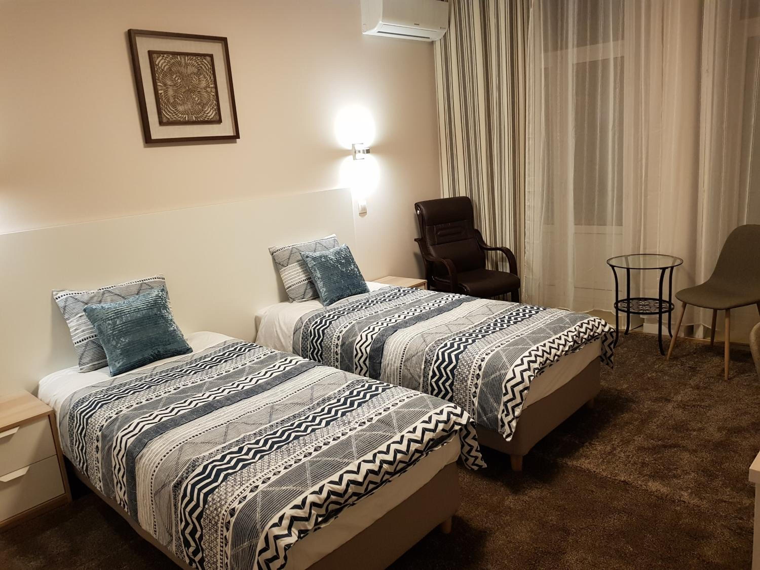Double or Twin Room with Balcony - Photo 10