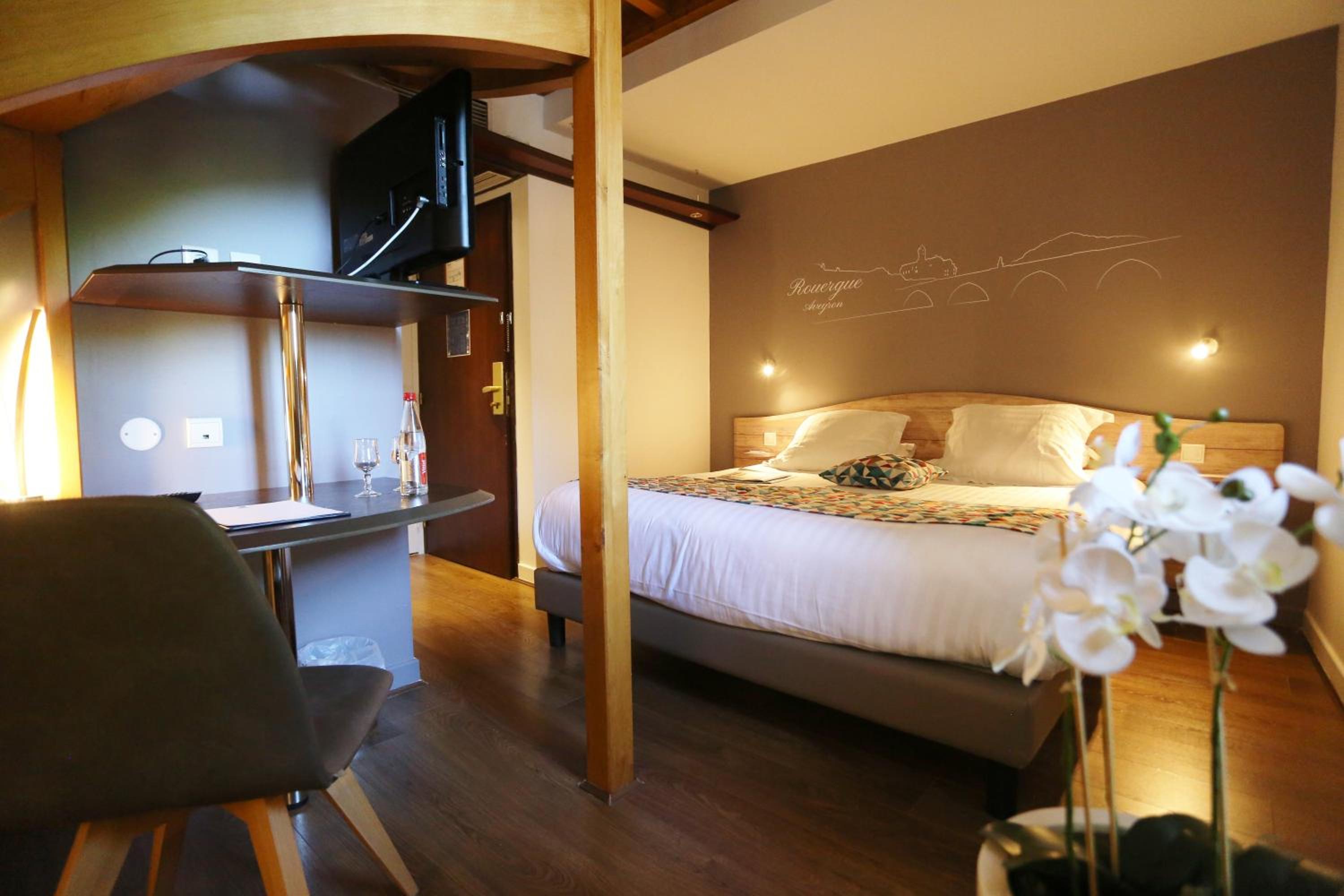 Family Room with 1 Double and 2 Twin Beds and Kitchen - Photo 4
