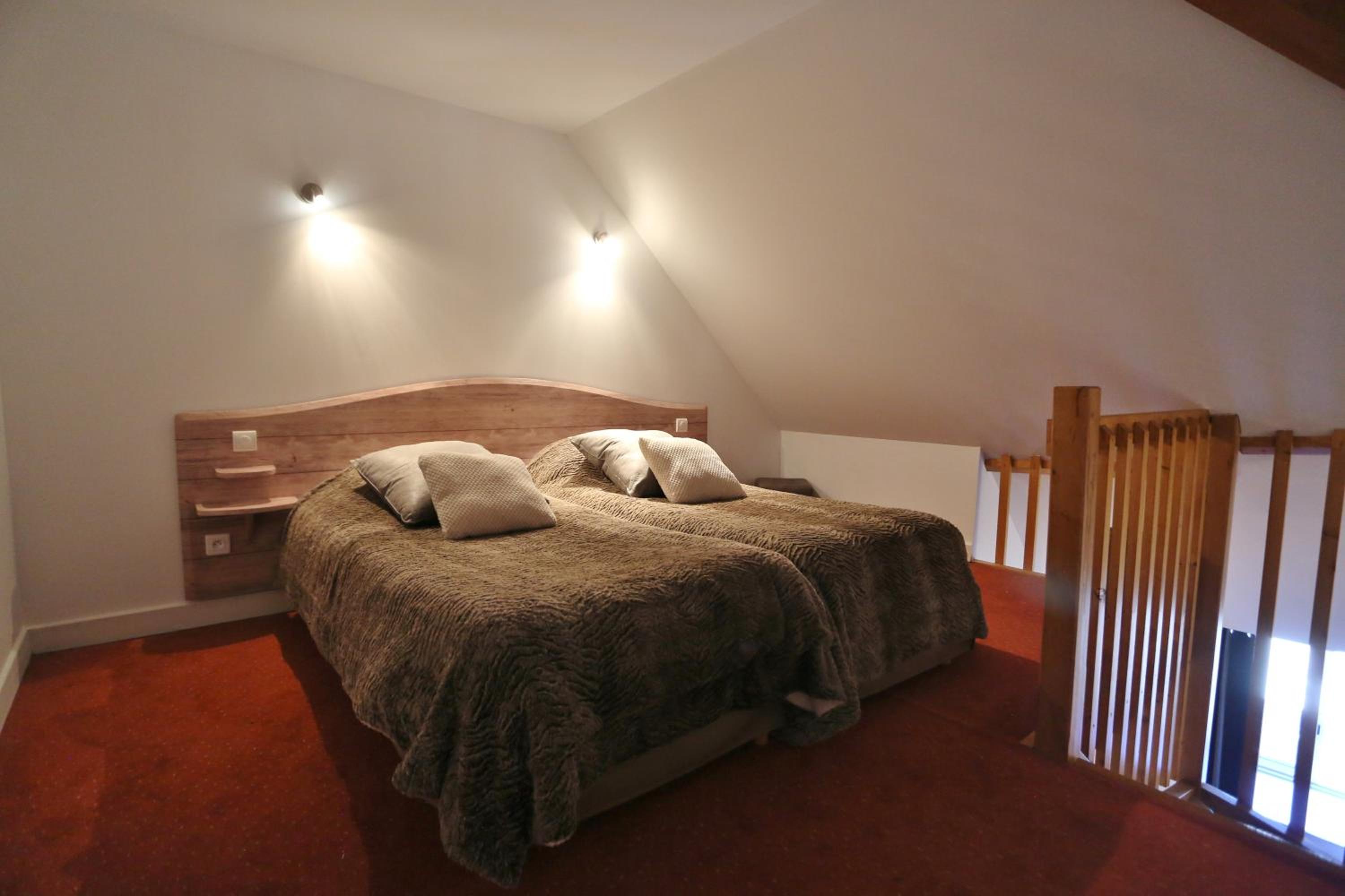 Family Room with 1 Double and 2 Twin Beds and Kitchen - Photo 3