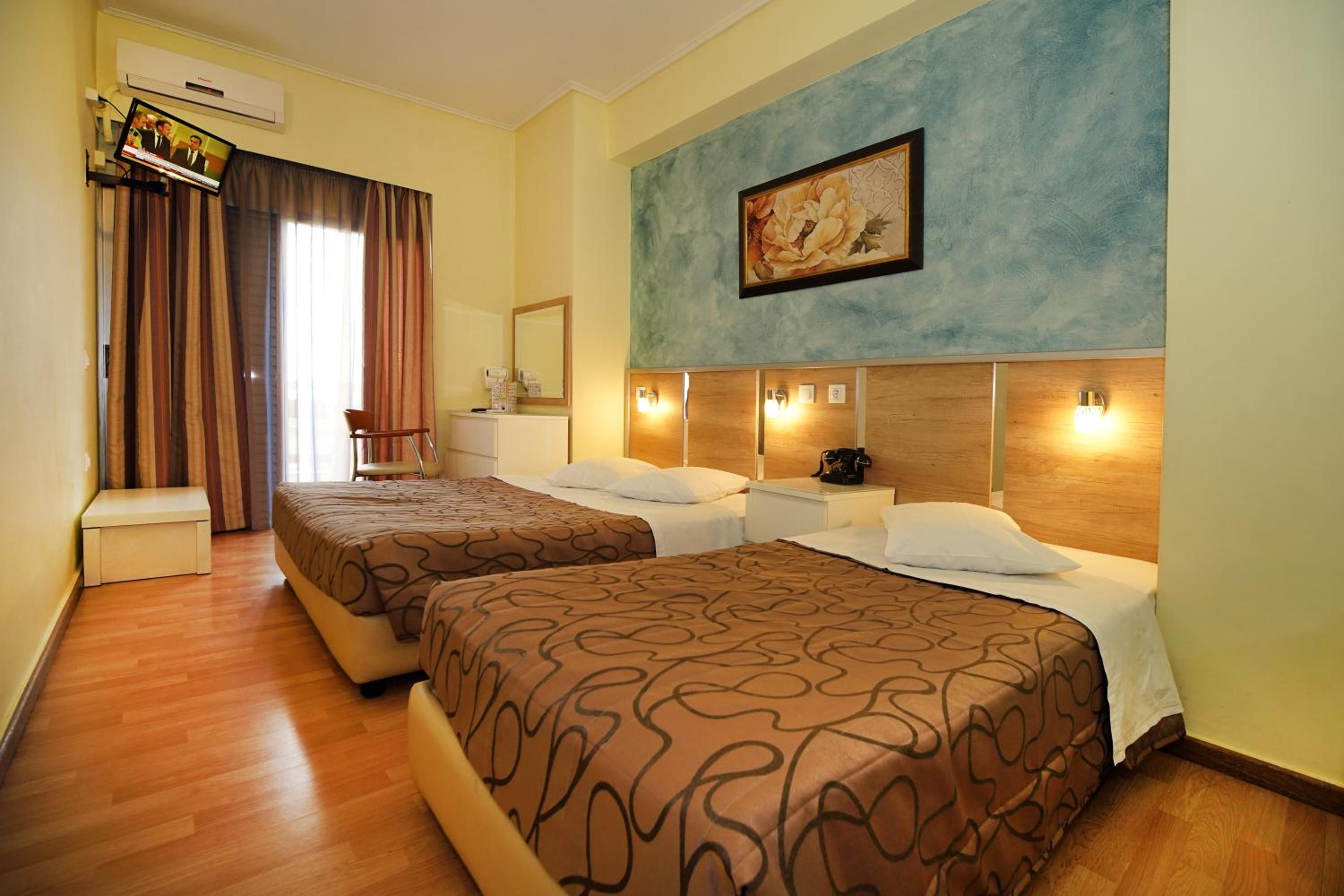 Triple Room with 1 Double and 1 Single Bed photo 2