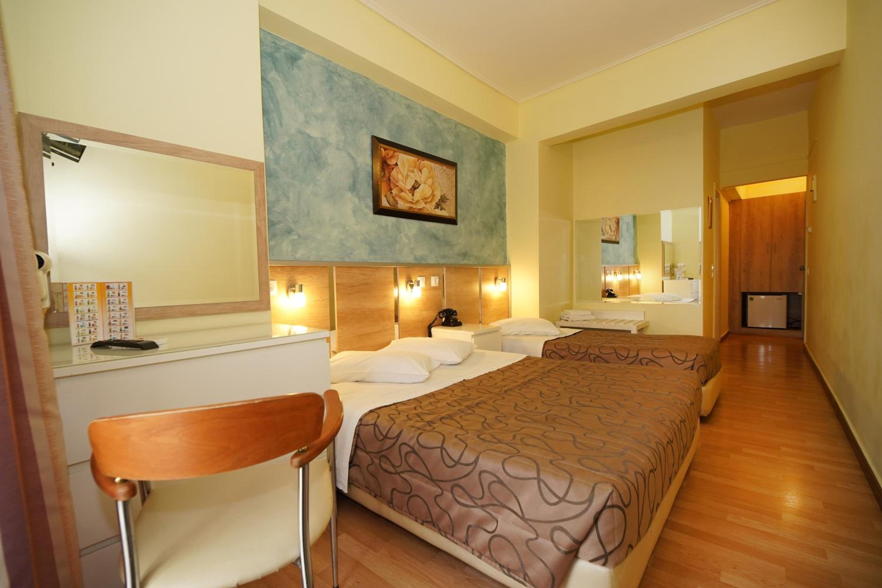 Triple Room with 1 Double and 1 Single Bed photo 1