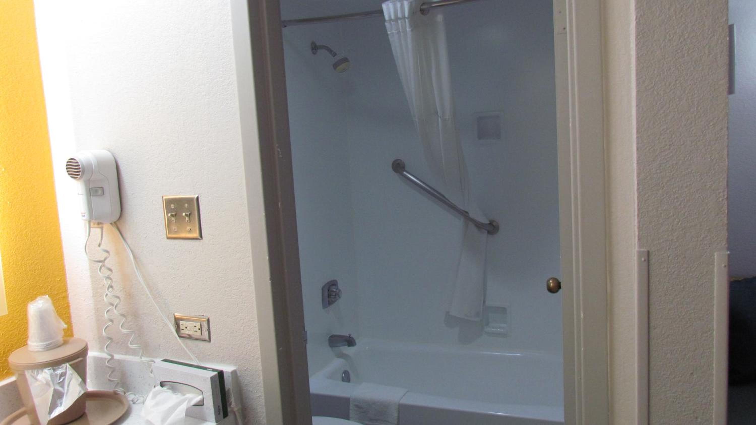 King Room - Disability Access - Non-Smoking - Photo 6