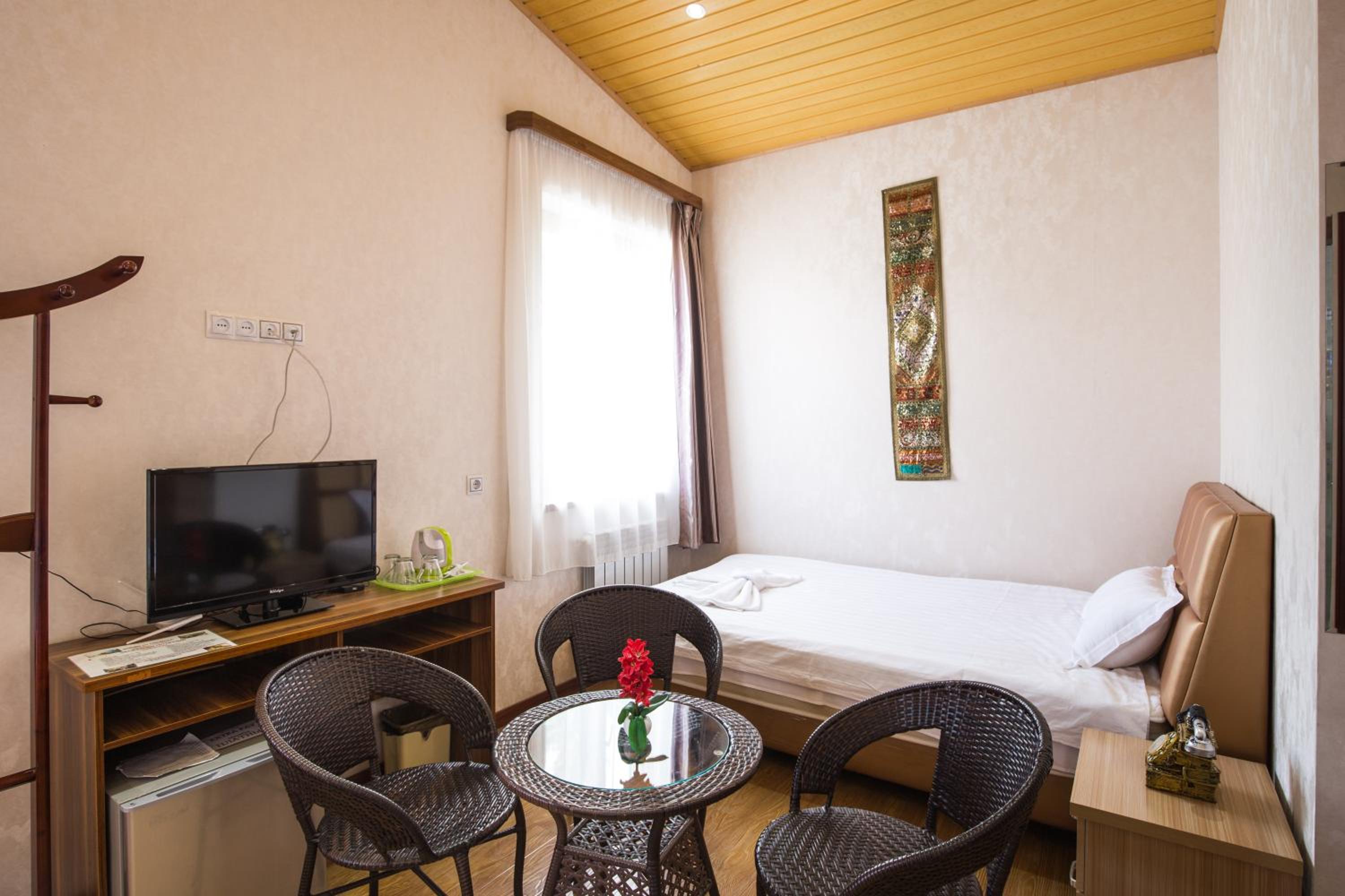 Deluxe Room - Photo 11