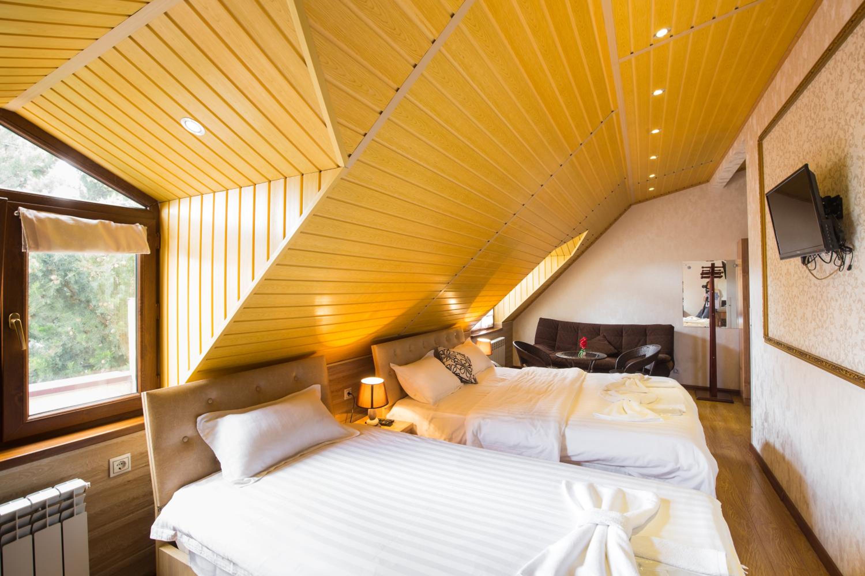 Deluxe Room - Photo 5