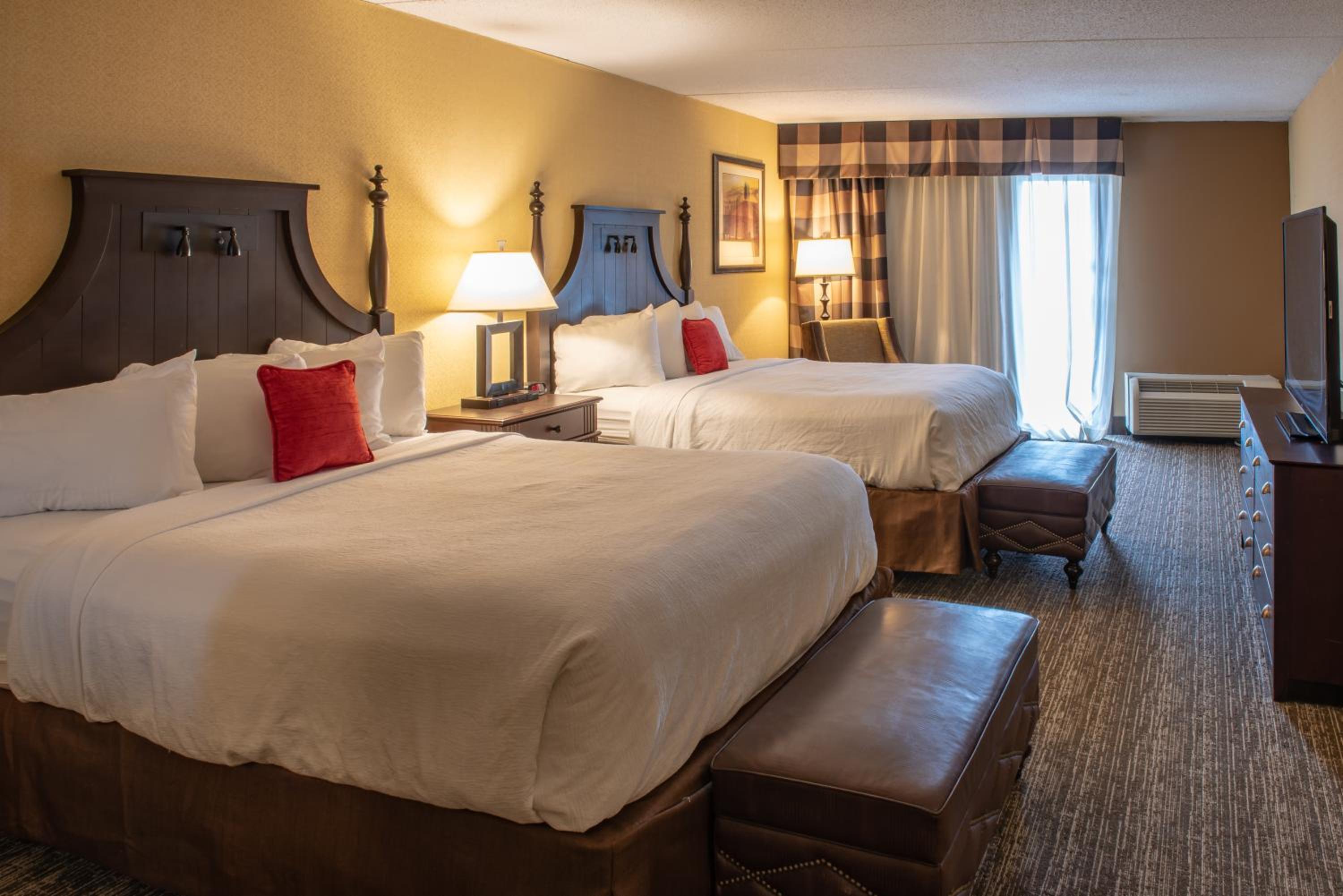 Queen Room with Two Queen Beds - Photo 5